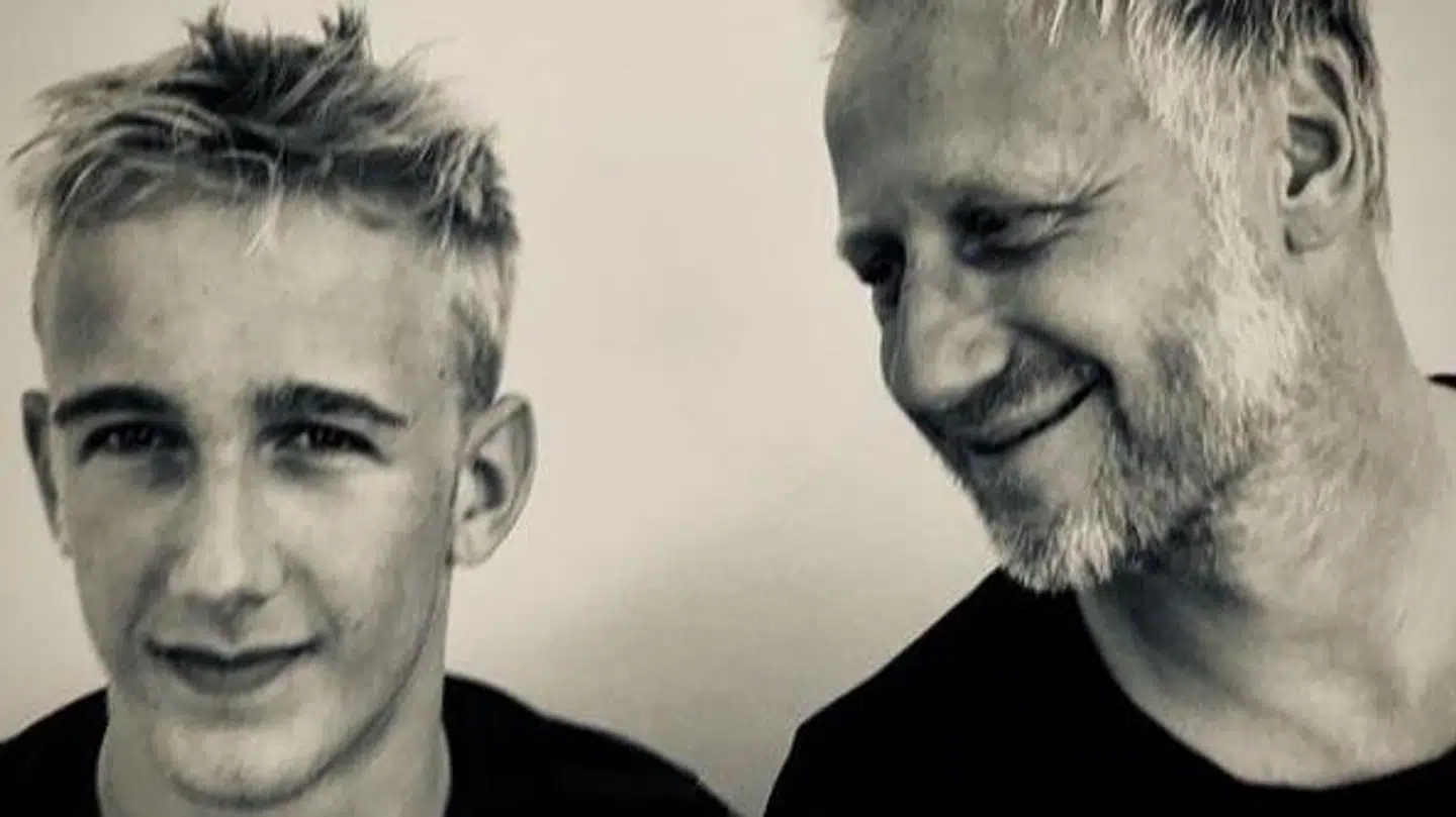 Her ses Paprika Steens søn, Otto, sammen med sin far, Mikael Rieks.
