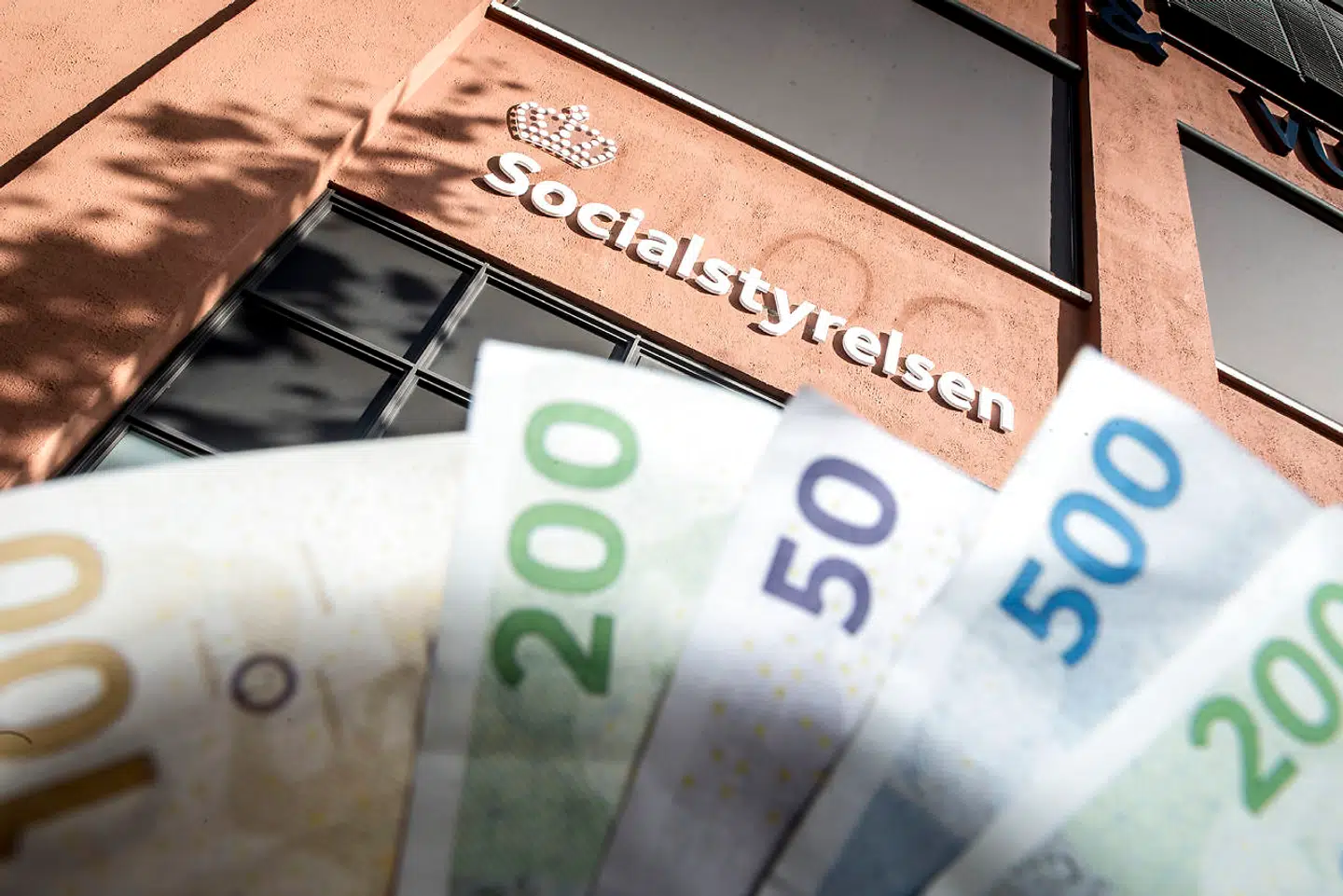 Socialstyrelsen i Odense, lørdag den 20. oktober 2018. Anna Britta Troelsgaard Nielsen har igennem en årerække haft sin daglige gang ved Socialstyrelsen i Odense og er efterlyst for svindel for et trecifret millionbeløb i Socialstyrelsen. Bagmandspolitiet har efterlyst den 64-årige Britta Nielsen internationalt. Hun er mistænkt for at have svindlet for 'over 100 mio. kr.' fra 2002 til 2018.. (Foto: Mads Claus Rasmussen/Ritzau Scanpix)