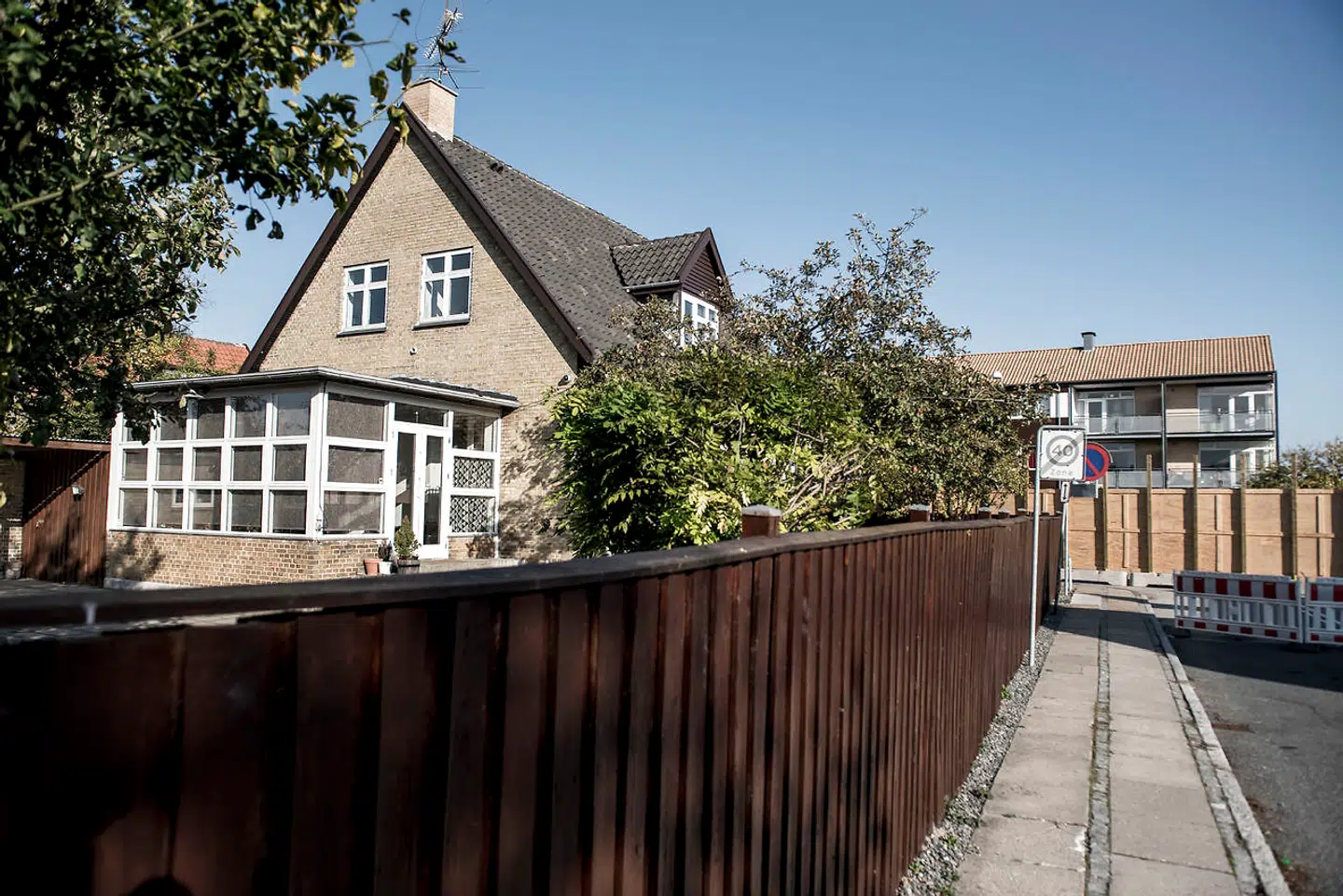 Britta Nielsen hus i Hvidovre. 64-årige Britta Nielsen er sigtet for at have stjålet 111 millioner kroner fra Socialministeriet. De danske myndigheder har beslaglagt hendes hus, en ødegård i Sverige og andre værdier.