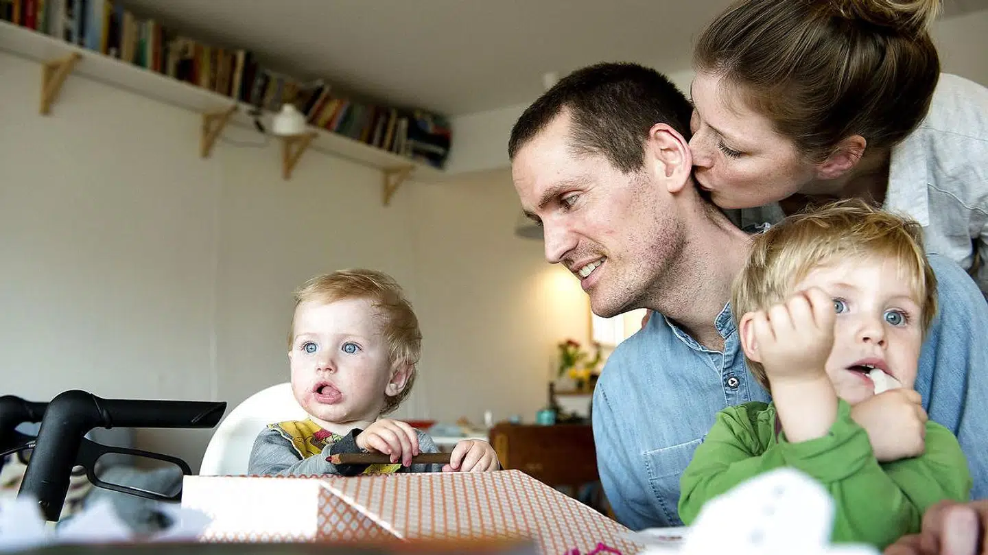 Lasse og Ina mødte hinanden på lærerseminariet. De fik fire børn sammen. Ina var gravid med deres fjerde barn, da Lasse fik beskeden om, at han havde fået ALS. Her ses han med børnene Hugo og Albert, da B.T. besøgte ham i marts 2016.