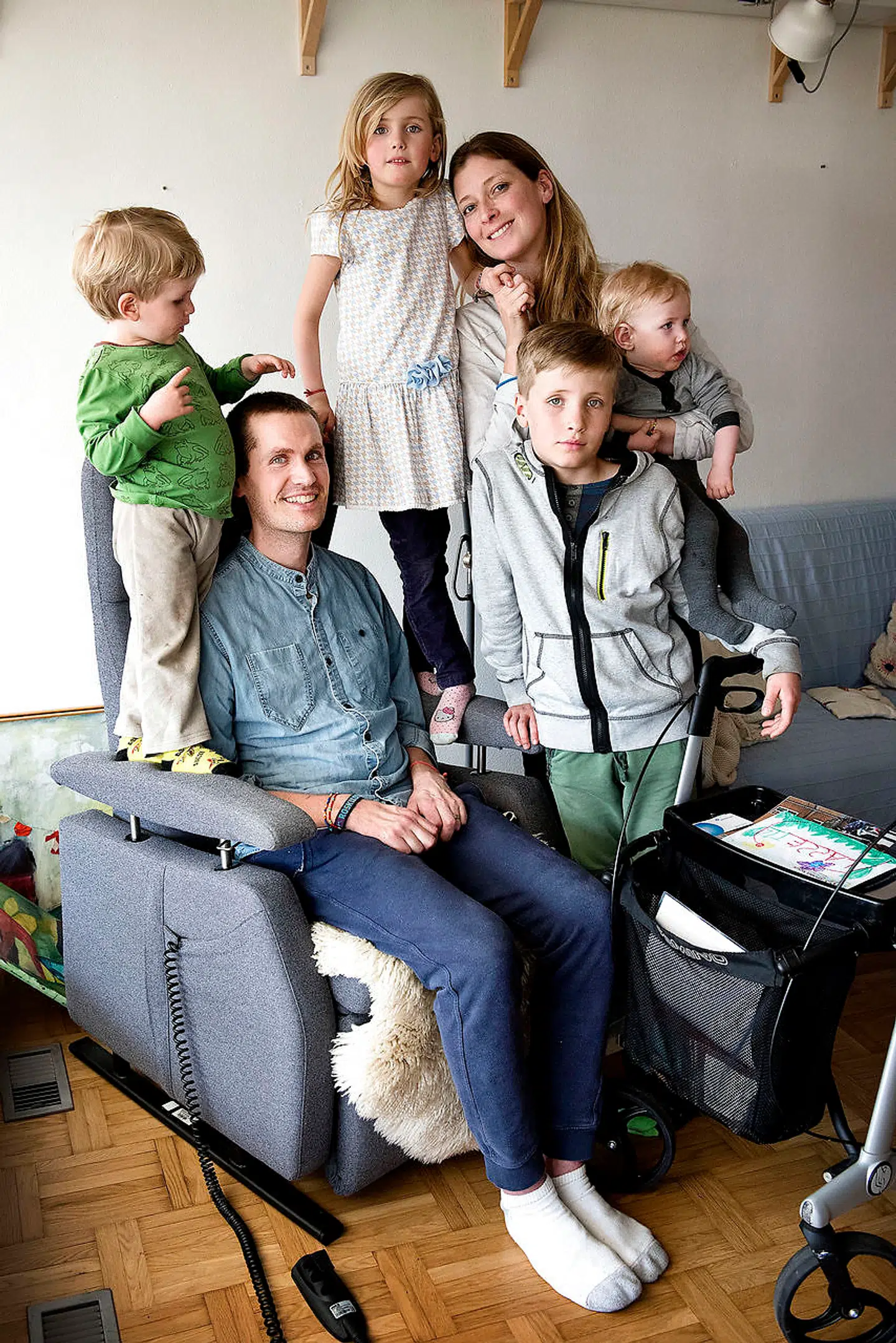 B.T. besøgte Lasse i marts 2016. Her ses han sammen med sin kone, Ina, og deres fire børn, Hugo, Albert, Viola og Karlo. Lasse boede på det tidspunkt stadig hjemme hos familien.