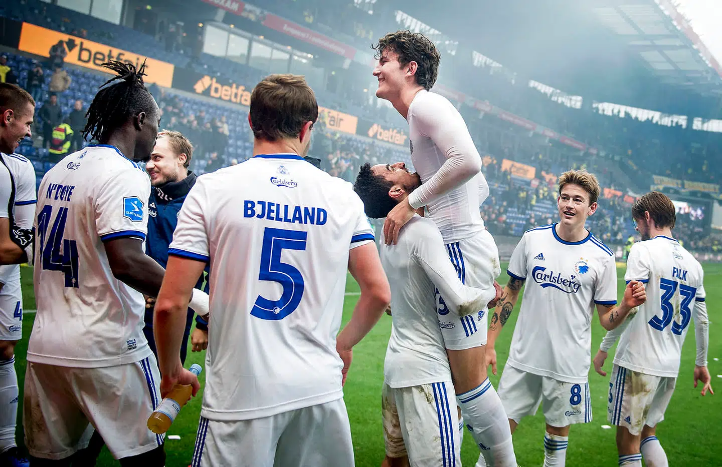 FCKs Jonas Wind og Carlos Zeca efter superligakampen mellem Brøndby-FCK på Brøndby Stadion søndag den 4 november 2018.. (Foto: Liselotte Sabroe/Ritzau Scanpix)