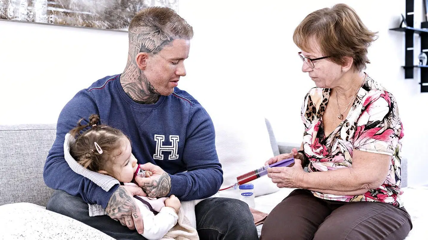 Isabella er ikke god til at tygge eller sluge mad selv, derfor får hun mad gennem en sonde. Her hjælper Martins mor med at give Isabella mad.