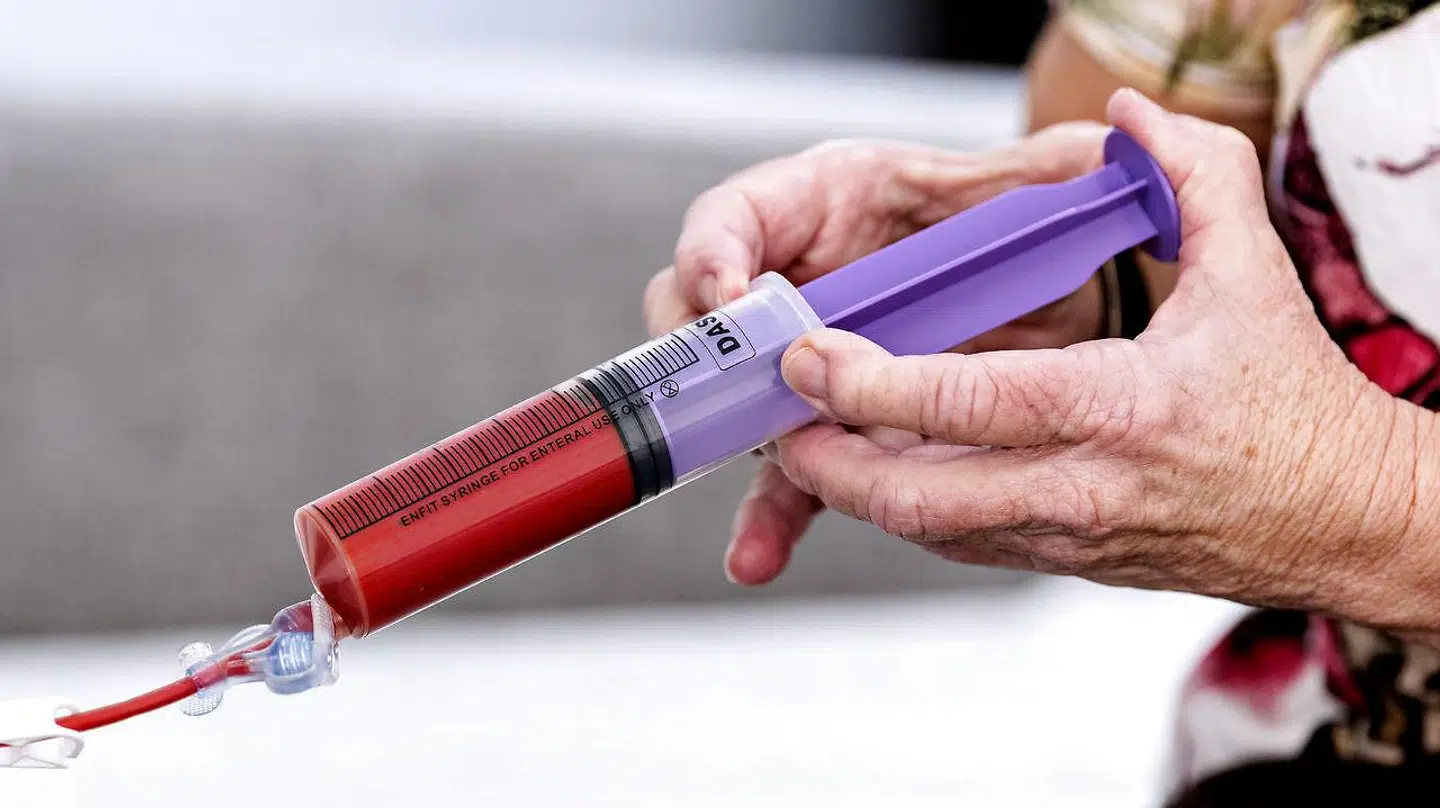 Martin laver selv Isabellas mad med hjælp fra sine forældre. Det er vigtigt for ham, at alt er økologisk, og at Isabella får præcis den mængde nærringsstoffter, som hun har brug for.