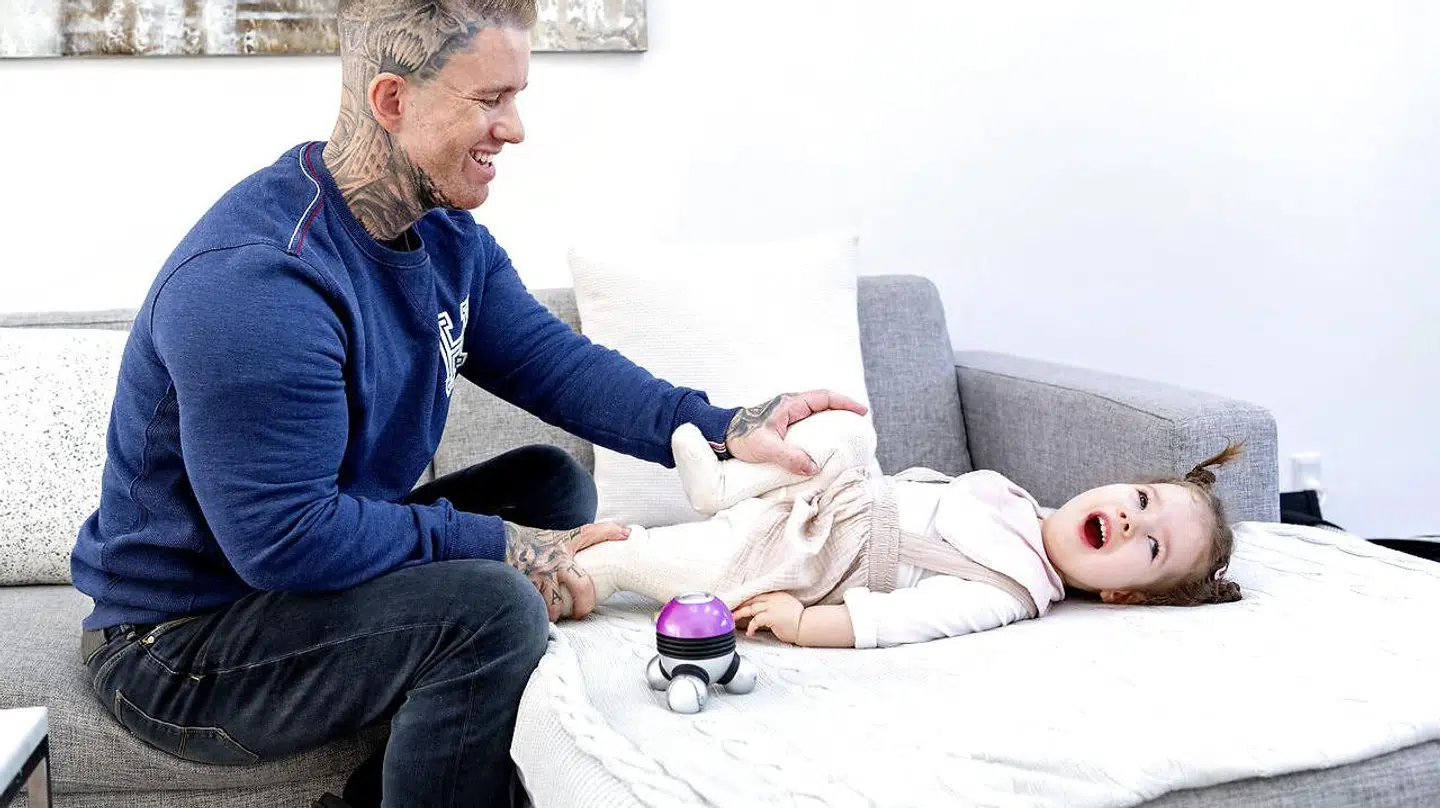 Isabella griner meget, specielt når hun kigger på lys i flotte farver.