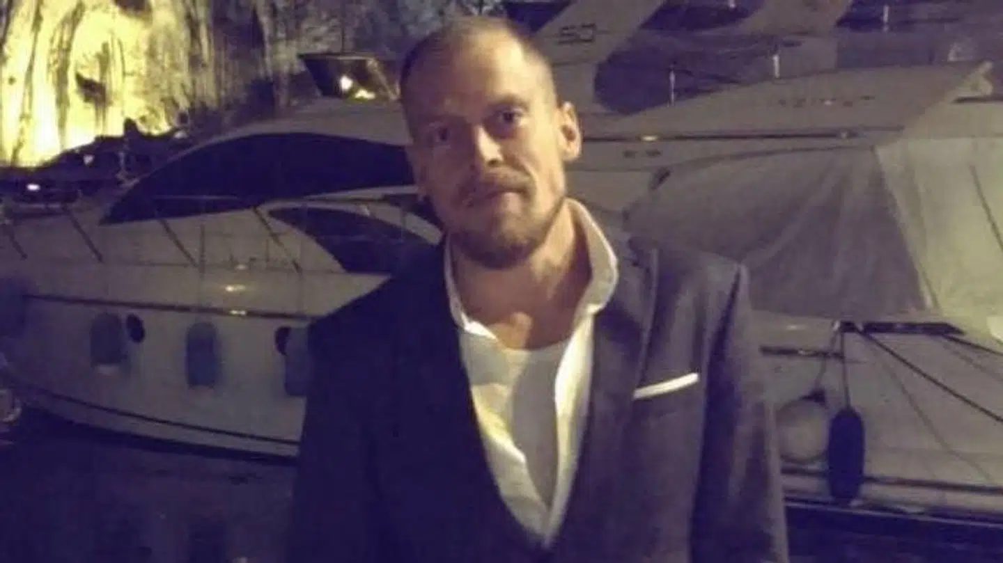 Tobias Holm er medlem af Veganerpartiet, og han har anmeldt komikeren Tobias Dybvad.