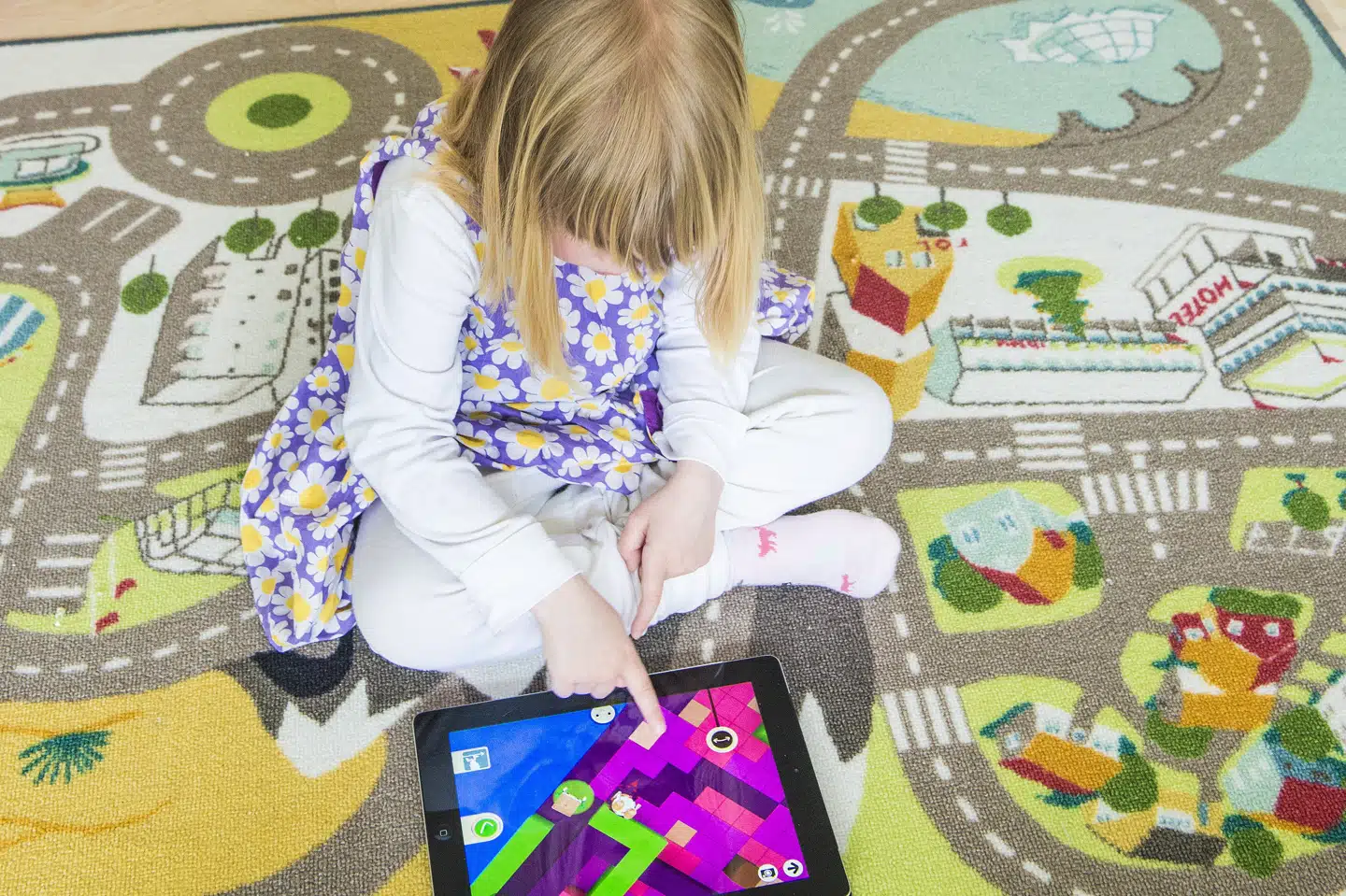 Psykolog Ulla Dyrløv råder til, at man undlader at lade vuggestuebørn sidde med en skærm. Hun anbefaler højst en times alenetid ved skærm for børnehavebørn. Søren Bidstrup/Ritzau Scanpix