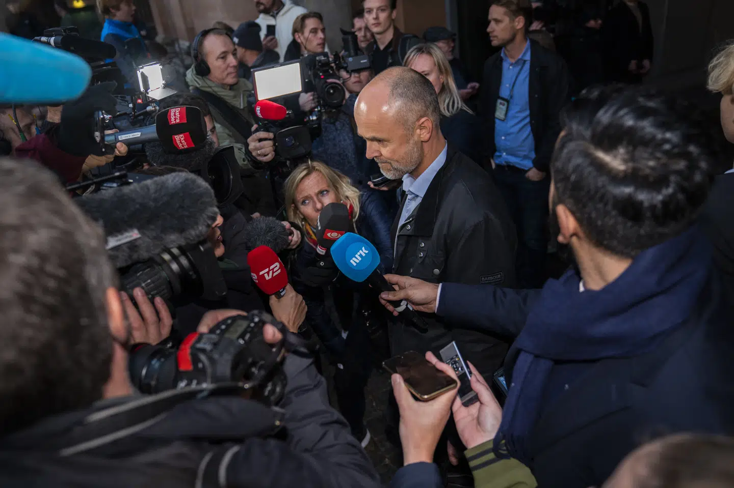 Nicklas Bendtners advokat, Anders Nemeth, møder pressen efter domsafsigelsen i Københavns Byret. Den 30-årige fodboldspiller blev straffet med fængsel i 50 dage for vold mod en taxachauffør. Dommen er nu anket til landsretten. Martin Sylvest/Ritzau Scanpix