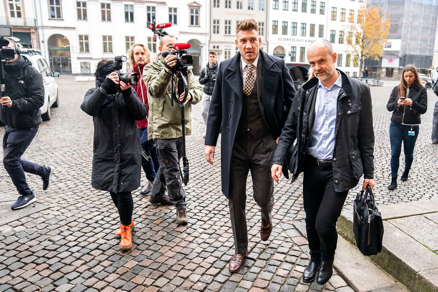 Nicklas Bendtner og advokat Anders Nemeth ankommer. Voldssagen mod fodboldspilleren Nicklas Bendtner behandles ved Københavns Byret, fredag den 2. november 2018. Nicklas Bendtner er blevet tiltalt for vold mod en taxichauffør i København, mens chaufføren er blevet tiltalt for forsøg på vold. "Bemærk: Tiltalte har givet samtykke til Ritzau Scanpix til fotografering under ankomst og exit i forbindelse med retsmødet, fredag den 2. november 2018."(Foto: Martin Sylvest/Scanpix 2018)
