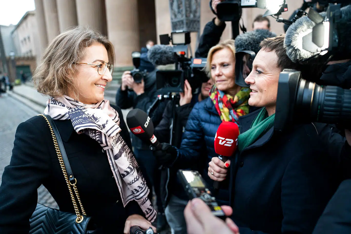 Forsvarer for taxachaufføren Mette Grith Stage ankommer. Voldssagen mod fodboldspilleren Nicklas Bendtner behandles ved Københavns Byret, fredag den 2. november 2018. Nicklas Bendtner er blevet tiltalt for vold mod en taxichauffør i København, mens chaufføren er blevet tiltalt for forsøg på vold. "Bemærk: Tiltalte har givet samtykke til Ritzau Scanpix til fotografering under ankomst og exit i forbindelse med retsmødet, fredag den 2. november 2018."(Foto: Martin Sylvest/Scanpix 2018)