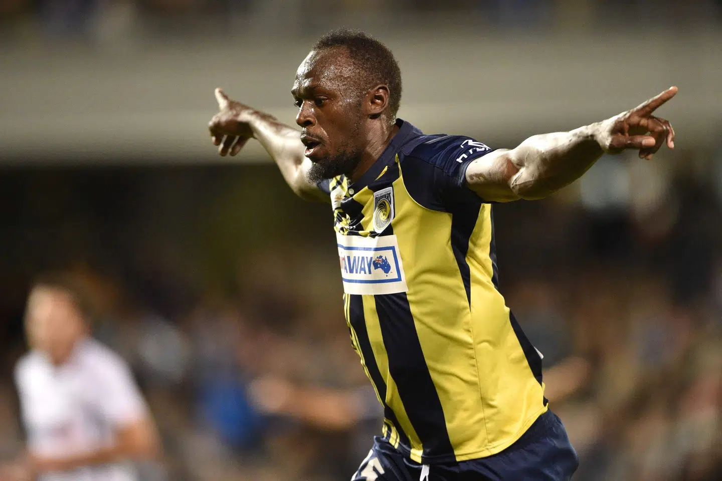 Usain Bolt jubler efter en scoring den 12. oktober for Central Coast Mariners i en testkamp. Fredag oplyser parterne, at det ikke er lykkedes dem at blive enige om en kontrakt. Peter Parks/Ritzau Scanpix