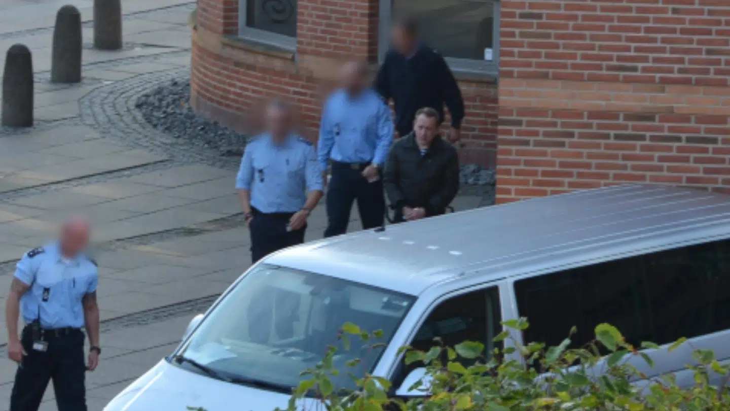 Her er Peter Madsen fotograferet hos øjenlægen i Glostrup, som skal udrede hans mulige synsskader efter overfaldet i fængslet.