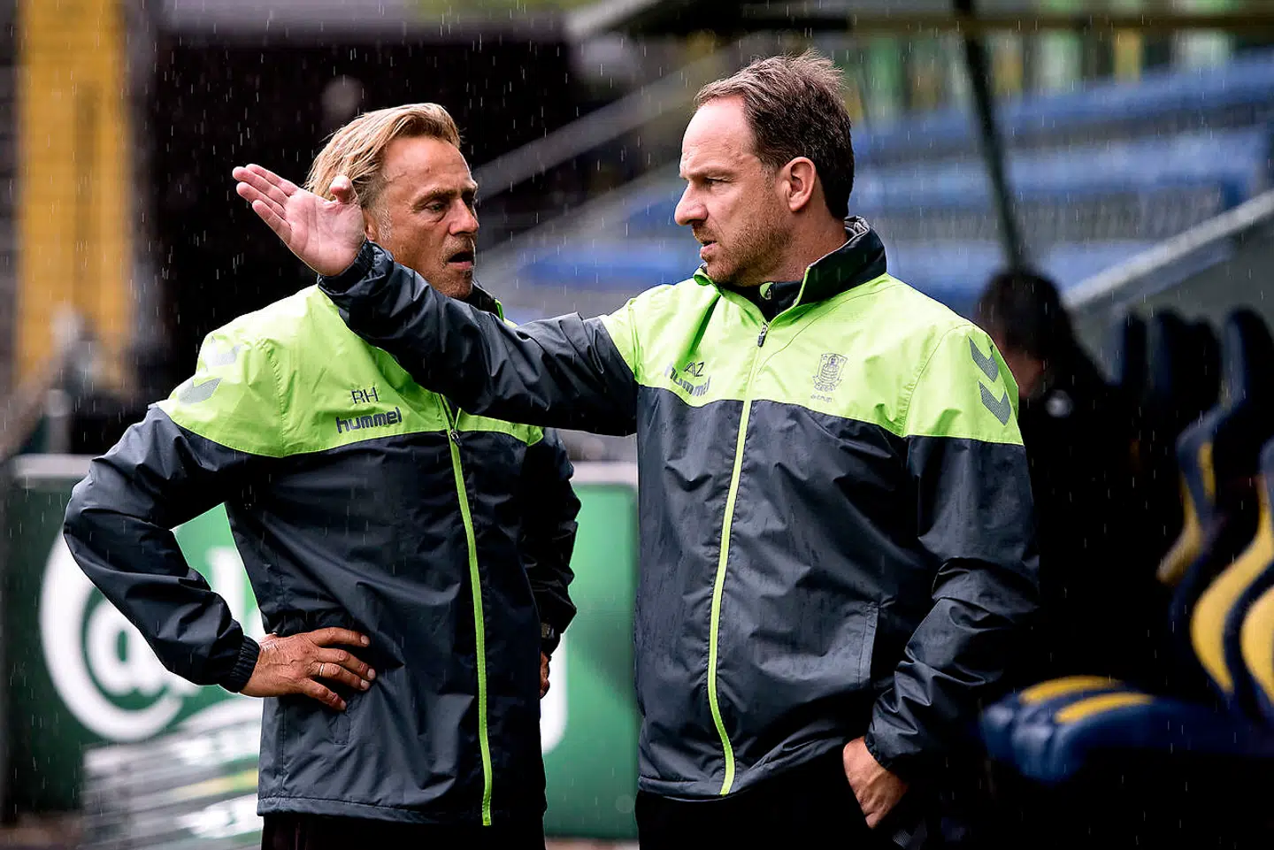 Lars Høgh konfererer med Brøndby-træner Alexander Zorniger.