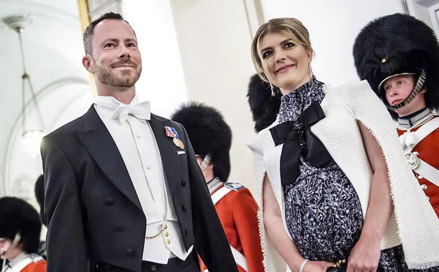 Jakob Ellemann-Jensen og Anne Marie Preisler fortograferet til Gallataffel på Christiansborg Slot i maj, hvor hun var højgravid.