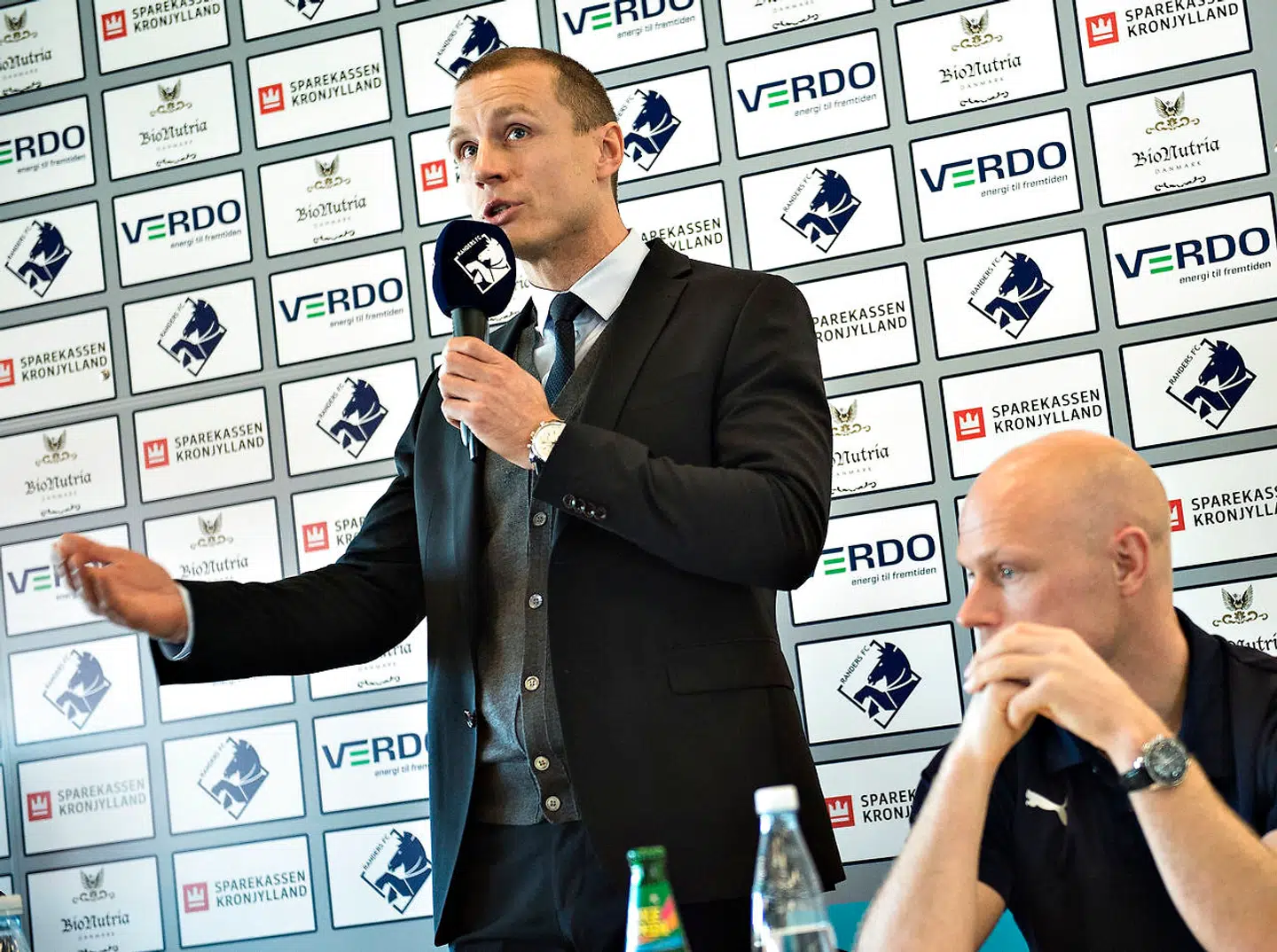 Michael Gravgaard var en periode direktør i Superliga-klubben Randers FC. Her ses man sammen med holdets daværende anfører Christian Keller.