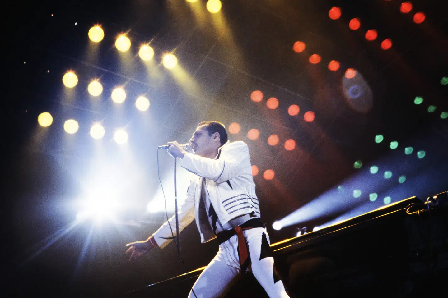 Her ses Freddie Mercury under en koncert den 18. september 1984 i Paris (arkiv). Jean-Claude Coutausse/Ritzau Scanpix