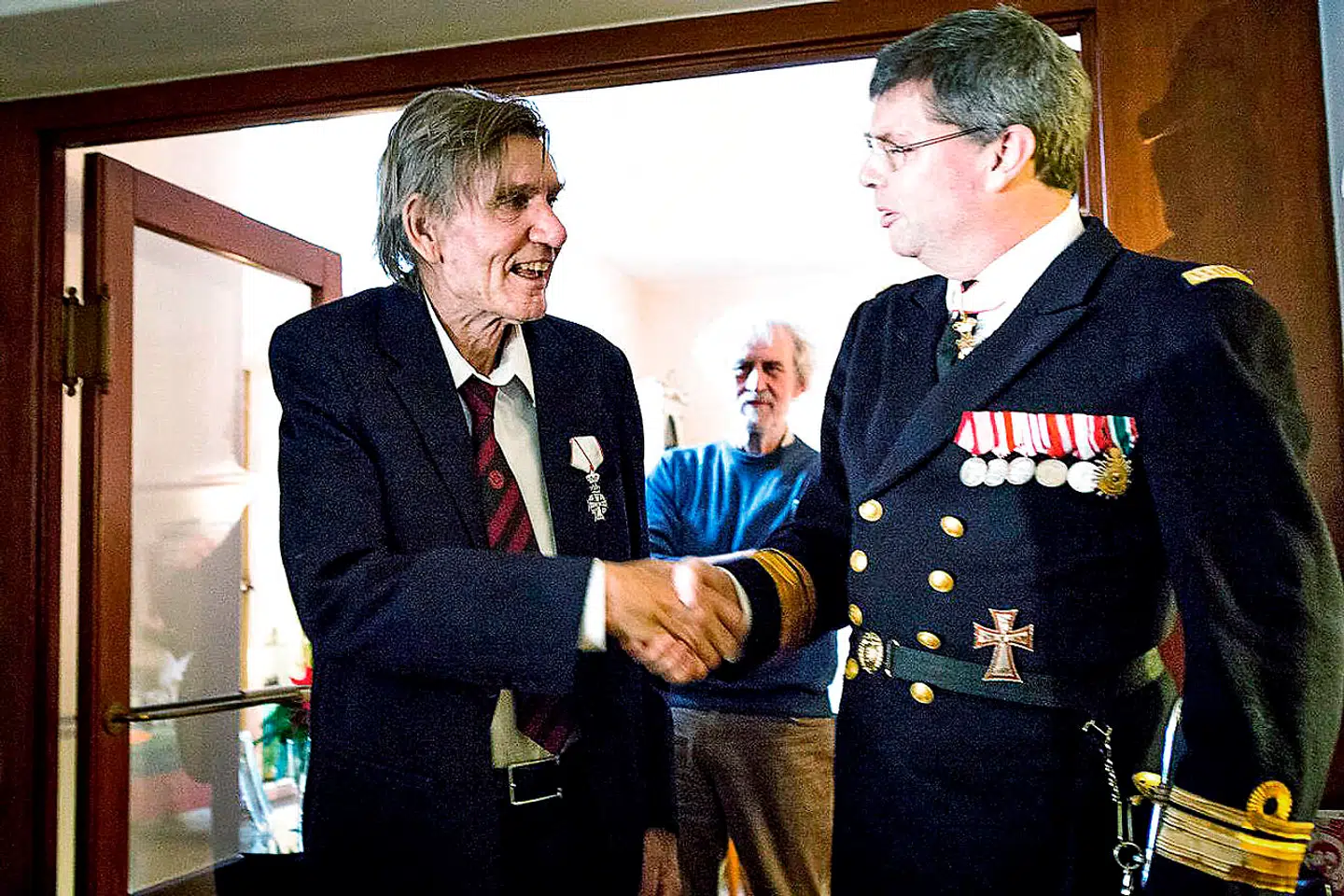 Et af de nyeste fotos af sygdomsramte Troels Kløvedal, som her får overrakt Ridderkorset af Admiral Wang.