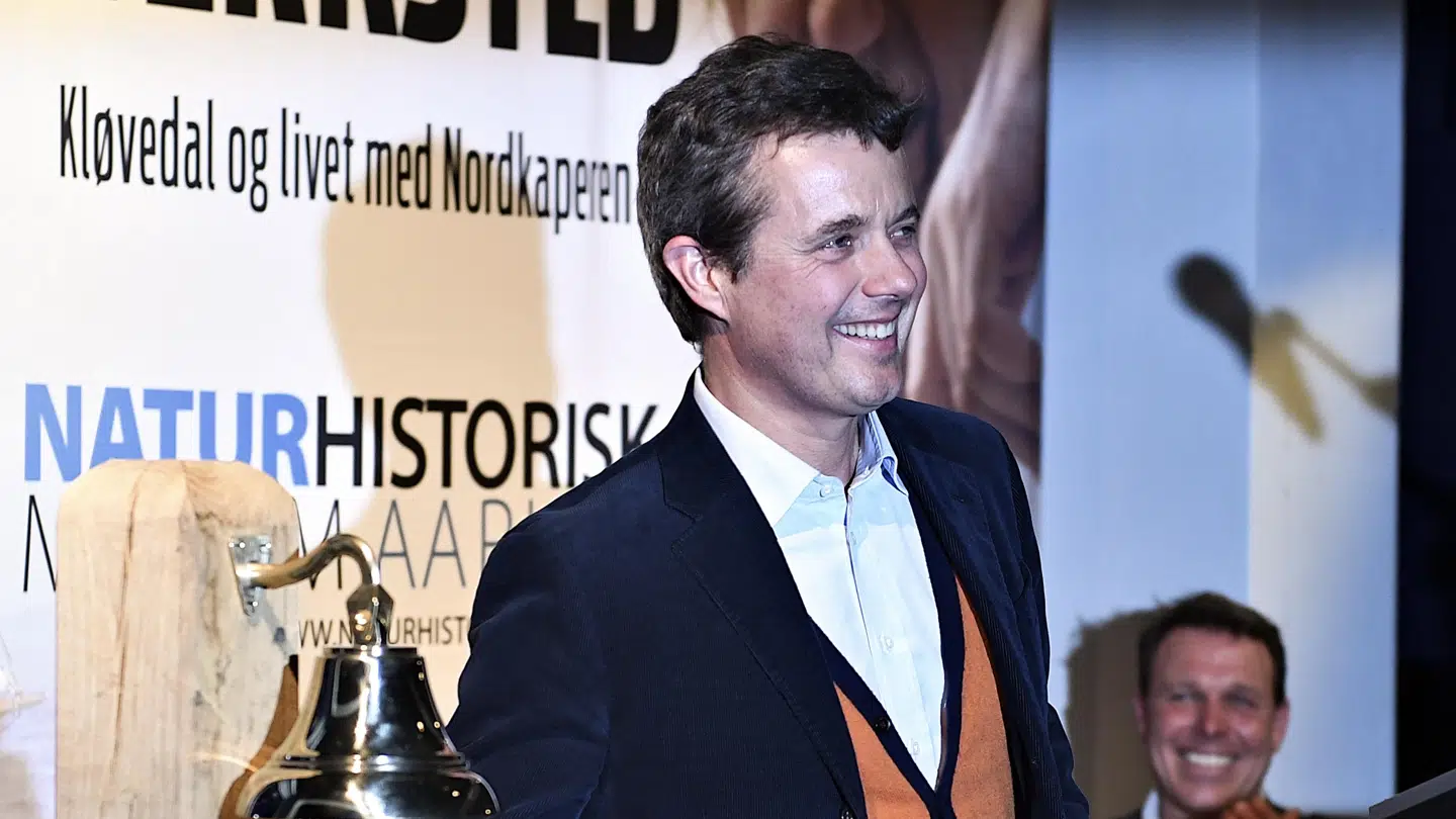 Kronprins Frederik fotograferet ved åbningen af udstillingen om Troels Kløvedal.