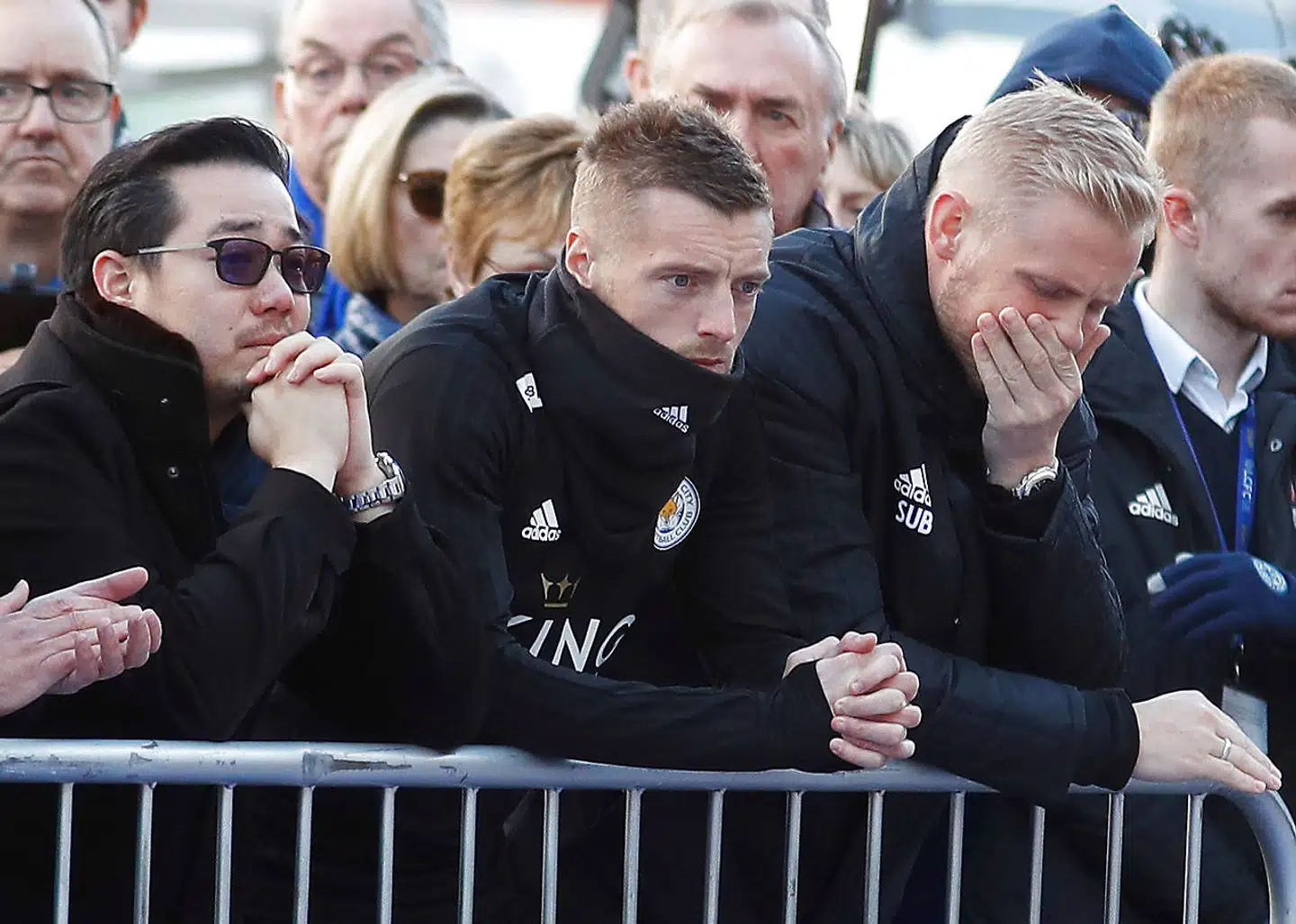 Her ses Khun Aiyawatt Srivaddhanaprabha, søn af Leicester Citys ejer, den thailandske forretningsmand, Vichai Srivaddhanaprabha ved siden af Jamie Vardy samt Kasper Schmeichel