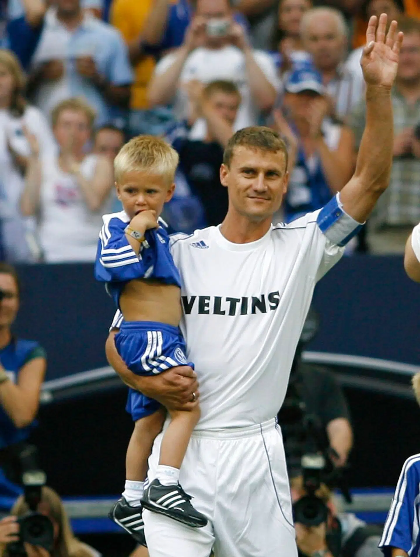 Ebbe Sand havde sin storhedstid i tyske Schalke 04. Her ses han sammen med sin søn, Mikkel, i 2006.