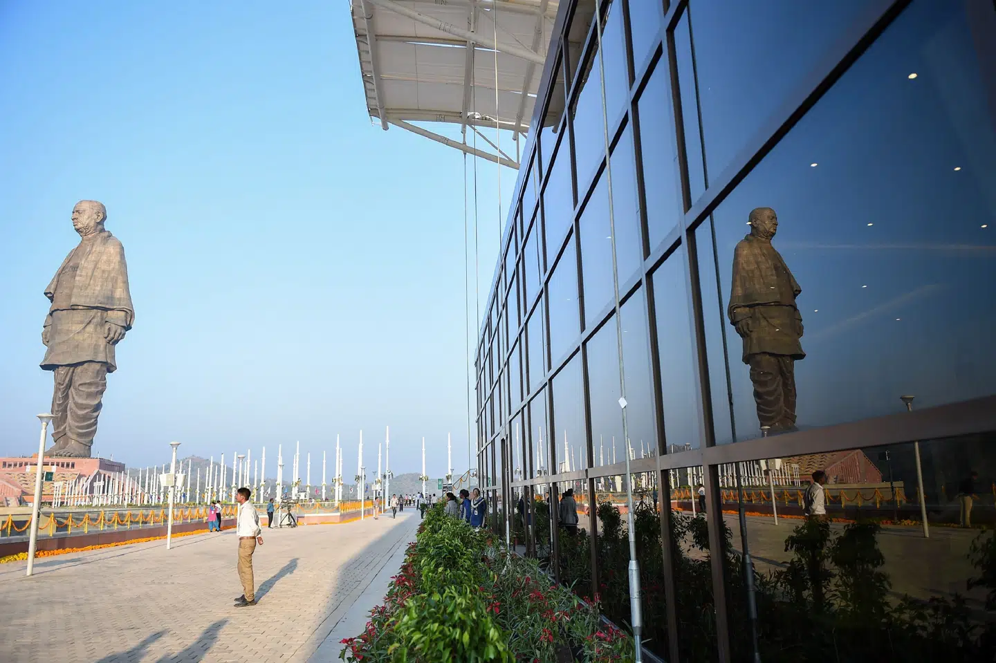 Indien indviede onsdag verdens højeste statue med festfyrværkeri, folkedans og blomsterudsmykninger omkring den 182 meter høje skulptur af en af landets uafhængighedshelte. Sam Panthaky/Ritzau Scanpix