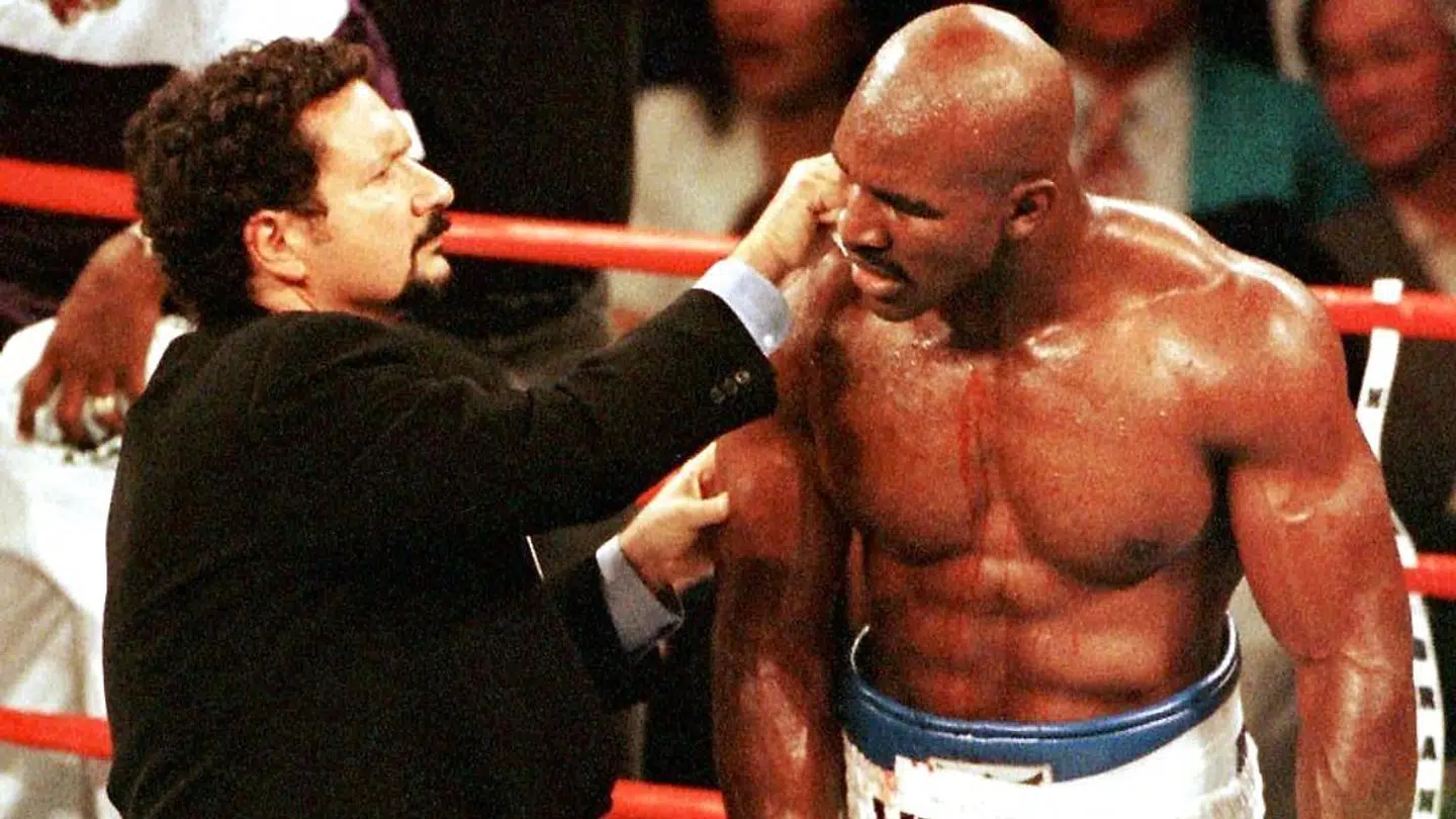 Blodet løb ned ad Evander Holyfield efter mødet med Mike Tysons tandsæt.