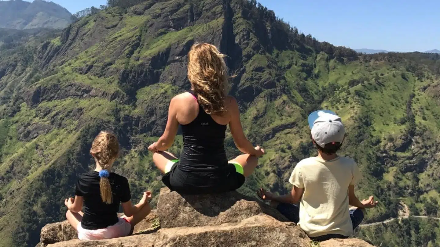Kathrine Færch Stadil og hendes børn på yoga ferie i Sri Lanka. Foto: Privat.