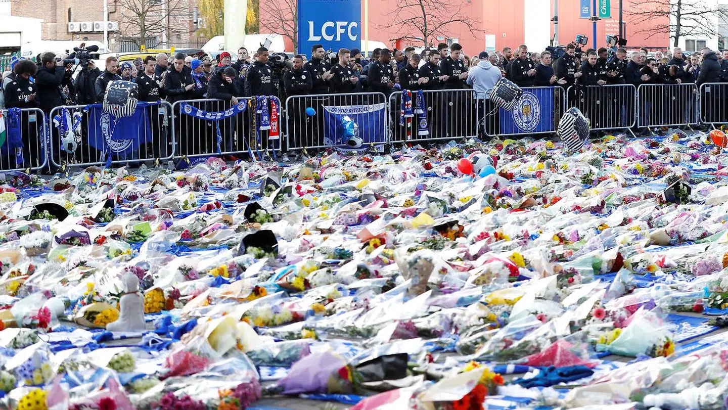 Blomsterhavet ved King Power Stadium vokser sig større for hver time.