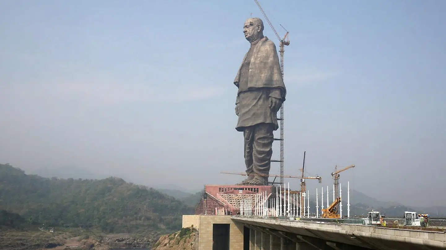 Statuen er 182 meter høj og er blevet døbt 'Statue of Unity'.