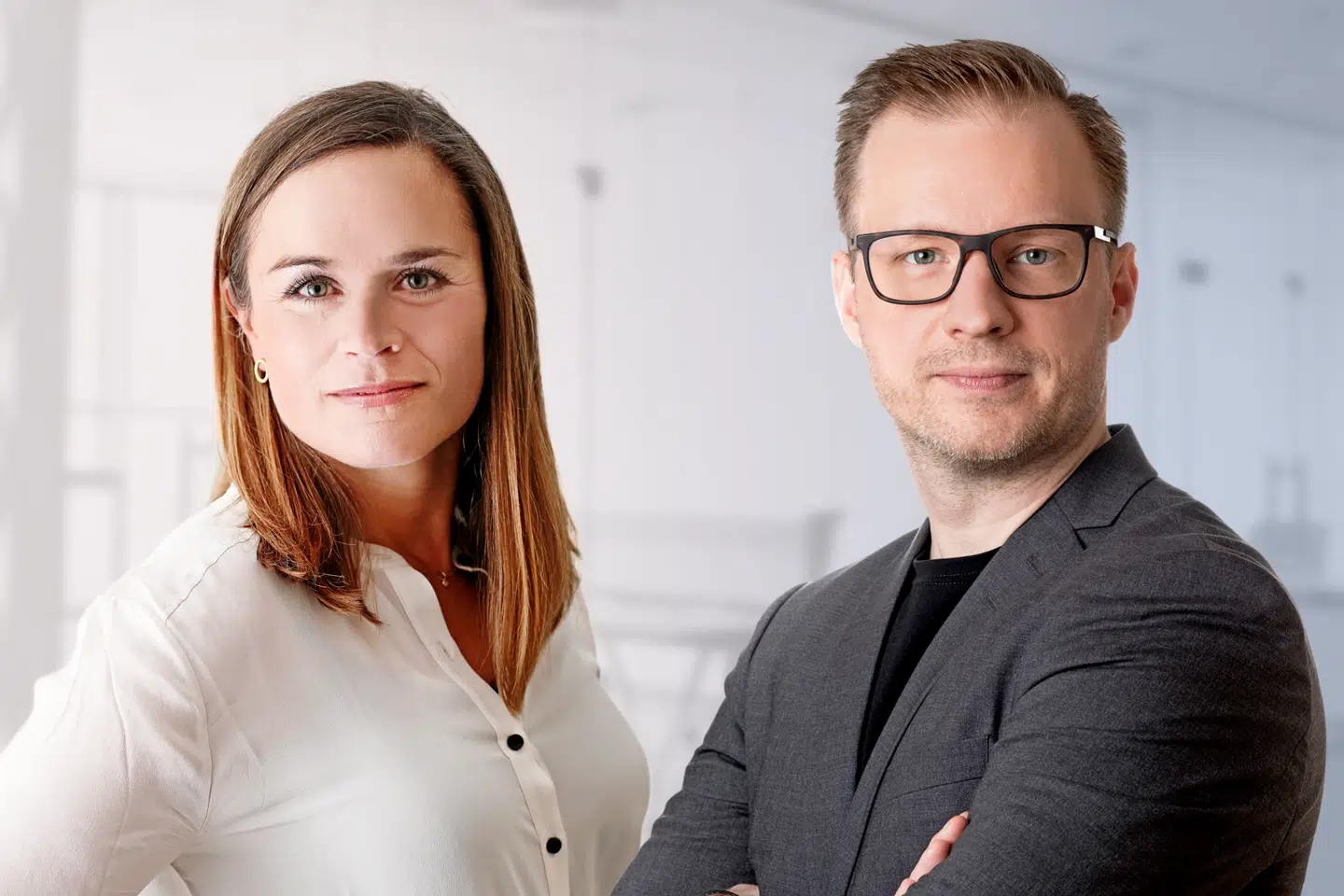 Psykologerne Vibeke Lunding-Gregersen og Henrik Tingleff har skrevet bogen 'Hjernen på overarbejde - derfor er compassion vores vej til et bæredygtigt samfund'. Foto: Sif Meincke og Claus Sall.