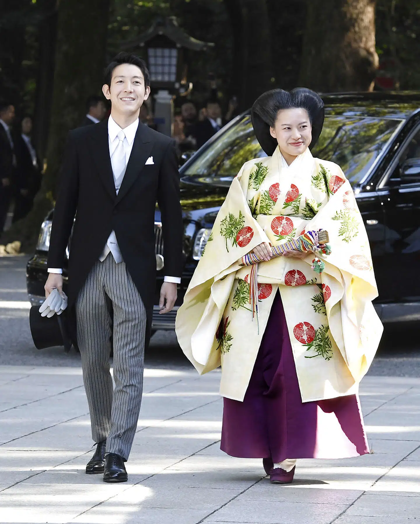 Her ses parret ankommen til Meiji Shrine i Tokyo mandag.
