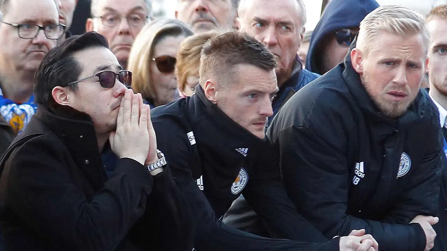 Khun Aiyawatt Srivaddhanaprabha, søn af Leicester Citys ejer, Vichai Srivaddhanaprabha, Jamie Vardy samt Kasper Schmeichel ved mindestedet.