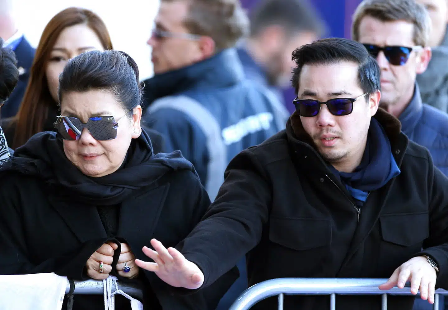 Den omkomne klubejers Vichai Srivaddhanaprabha hustru, børn og øvrige nærmeste familie ved det enorme blomsterflor og mindested. EPA/TIM KEETON