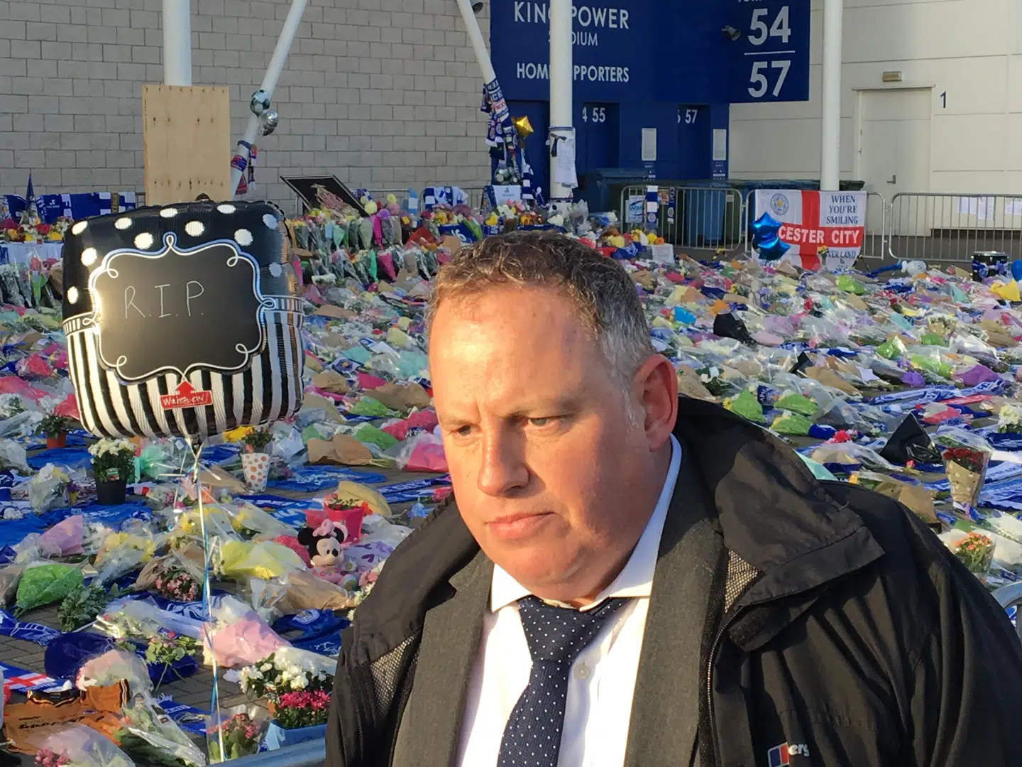»Jeg synes, det er helt utroligt så godt han rammer den følelse, vi allesammen går med lige nu. Det er jo ganske forfærdeligt, hvad der er sket. Det er et stort chok for os alle sammen her,« siger en dybt berørt Matt Davis til B.T.s udsendte.Foto: Jens Anton Havskov