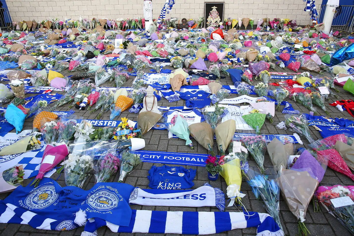 Der er lagt blomster og mindeord uden for King Power Stadium.