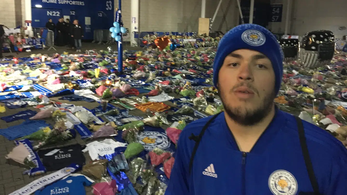 Den inkarnerede Leicester-fan Jack Marson søndag aften foran klubbens stadion – som B.T. møder få minutter efter, at han har modtaget den bekræftede nyhed om i alt fem dræbte under lørdagens helikopterstyrt, heriblandt klubejer Vichai Srivaddhanaprabha.