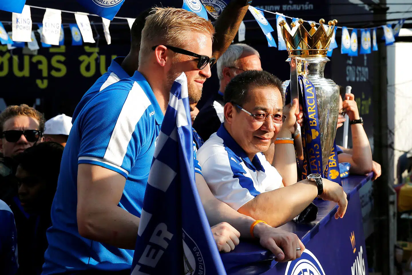 Kasper Schmeichel og Vichai Srivaddhanaprabha fejrer Leicesters sensationsmesterskab i 2016.