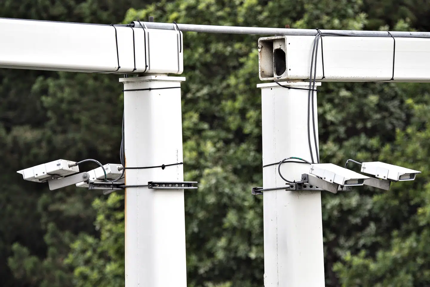 Rigspolitiet har nummerpladeskannere placeret ved større trafikknudepunkter i Danmark. Her ved motorvej E45, Limfjordstunnellen hvor der er seks skannere i funktion i den nordlige og sydgående retning. Ifølge et notat vil regeringen også skanne nummerplader for at se, om køretøjer lever op til krav i miljøzoner. (Arkivfoto) Henning Bagger/Ritzau Scanpix