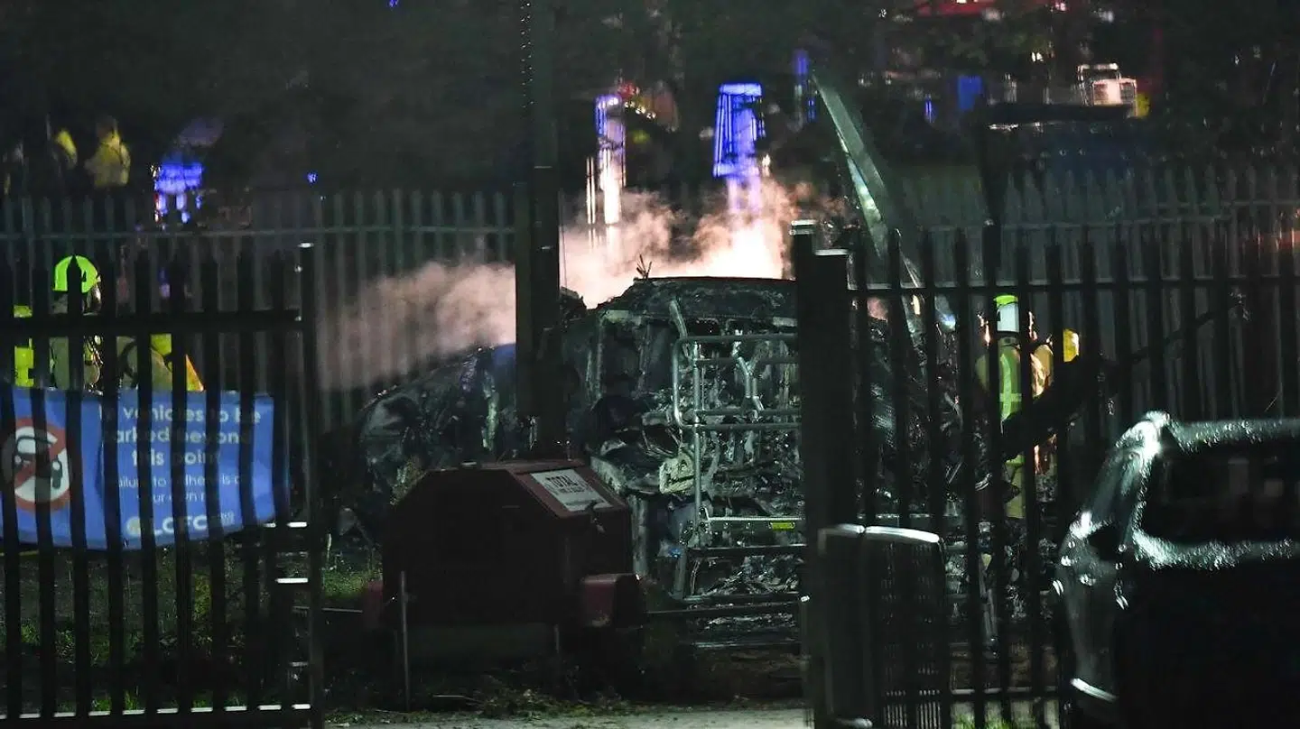 Røg stiger op fra vraget af helikopteren, der styrtede ned på en parkeringsplads udenfor Kind Power Stadium i Leicester. (Photo by Ben STANSALL / AFP)