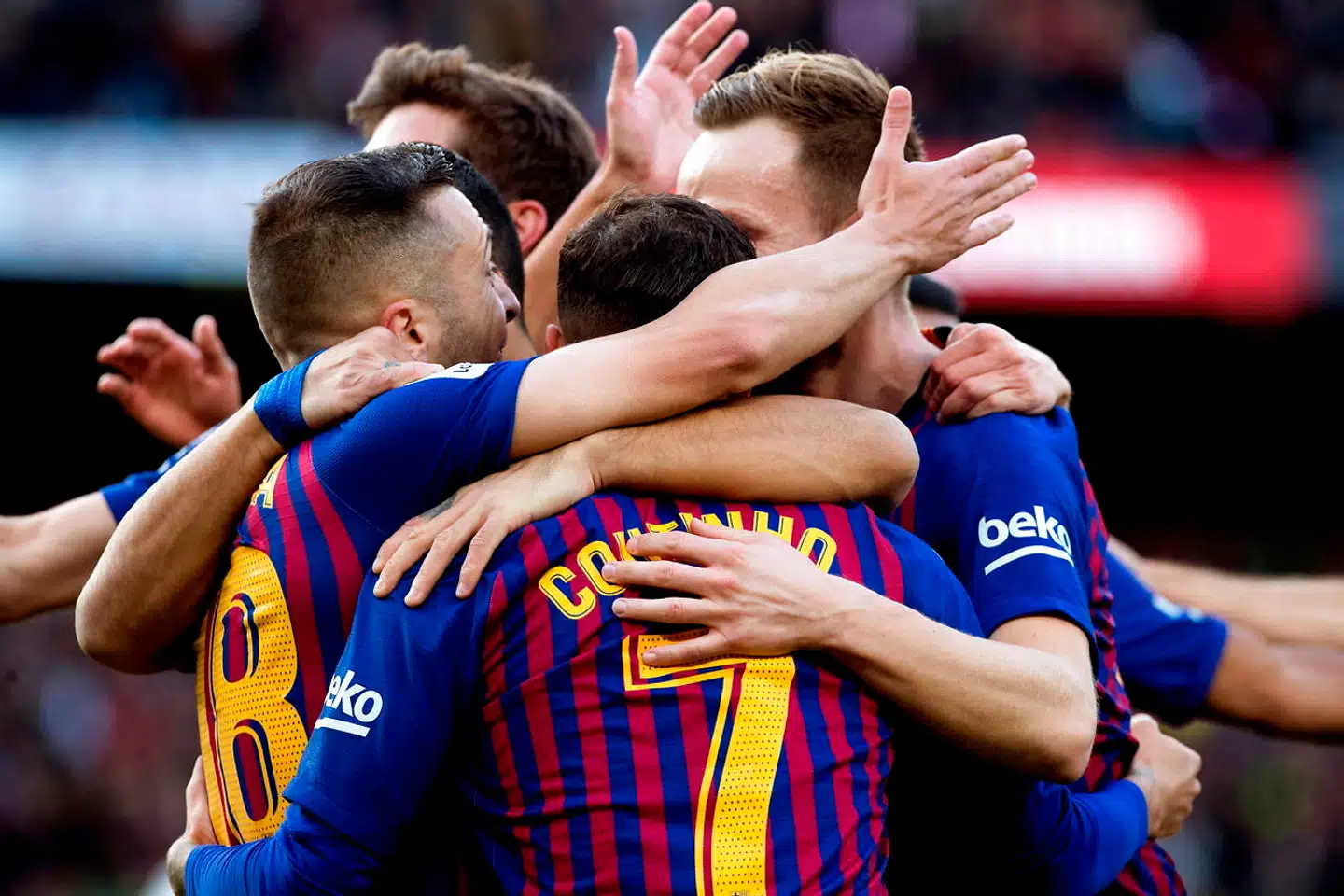 epa07126917 FC Barcelona's Philippe Coutinho (C) celebrates with teammates after scoring the 1-0 lead during a Spanish LaLiga soccer match between FC Barcelona and Real Madrid at the Camp Nou stadium in Barcelona, north eastern Spain, 28 October 2018. EPA/MARTA PEREZ