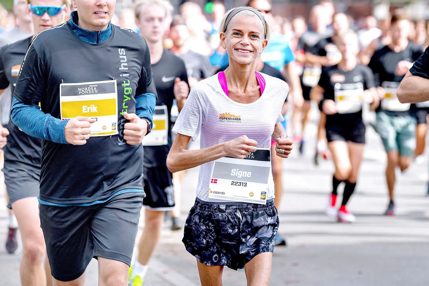 Den 16. september løb Signe Grønnebæk halvmaraton i København. På to timer, 32 minutter og 21 sekunder tilbagelagde hun de 21,1 km. Flere gange undervejs tænkte hun: ‘Hvor skal jeg bare være taknemmelig for min krop. Hold op, hvor kan den meget - til trods for alt det, jeg har budt den’.