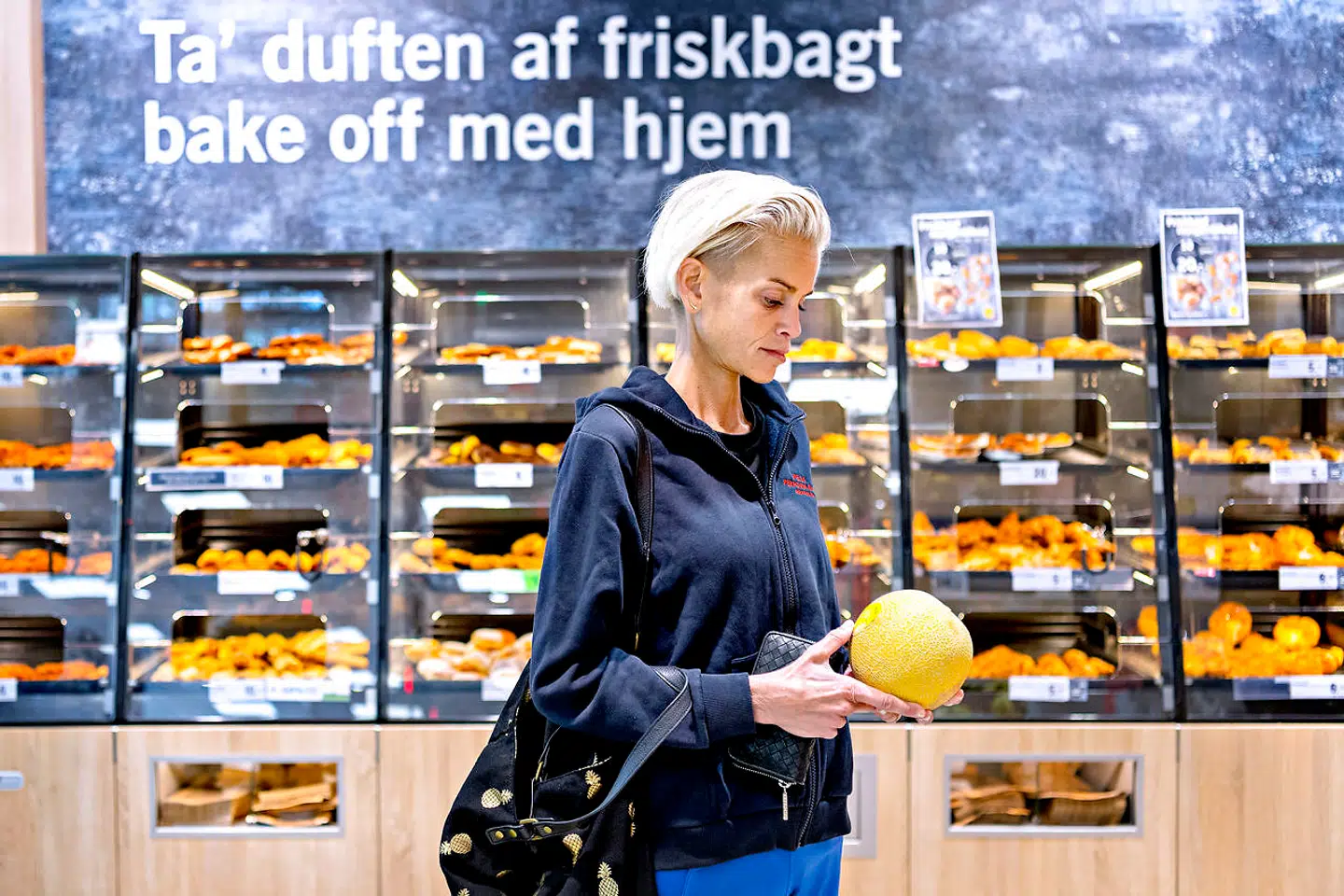 Det er kun duften, som Signe Grønnebæk tager med hjem fra sin daglige indkøbstur. Hun bemærker det friskbagte bagerbrød, med giver aldrig efter.