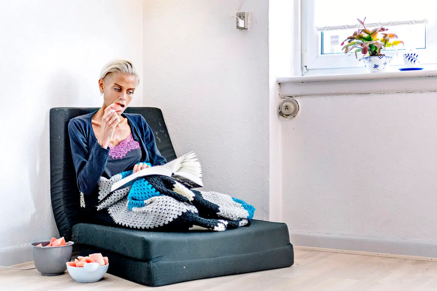 Spisetid i den bløde stol under et tæppe. Signe kryber sammen med en god bog og over de næste to timer tømmes de fire skåle med melonstykker - en efter en.
