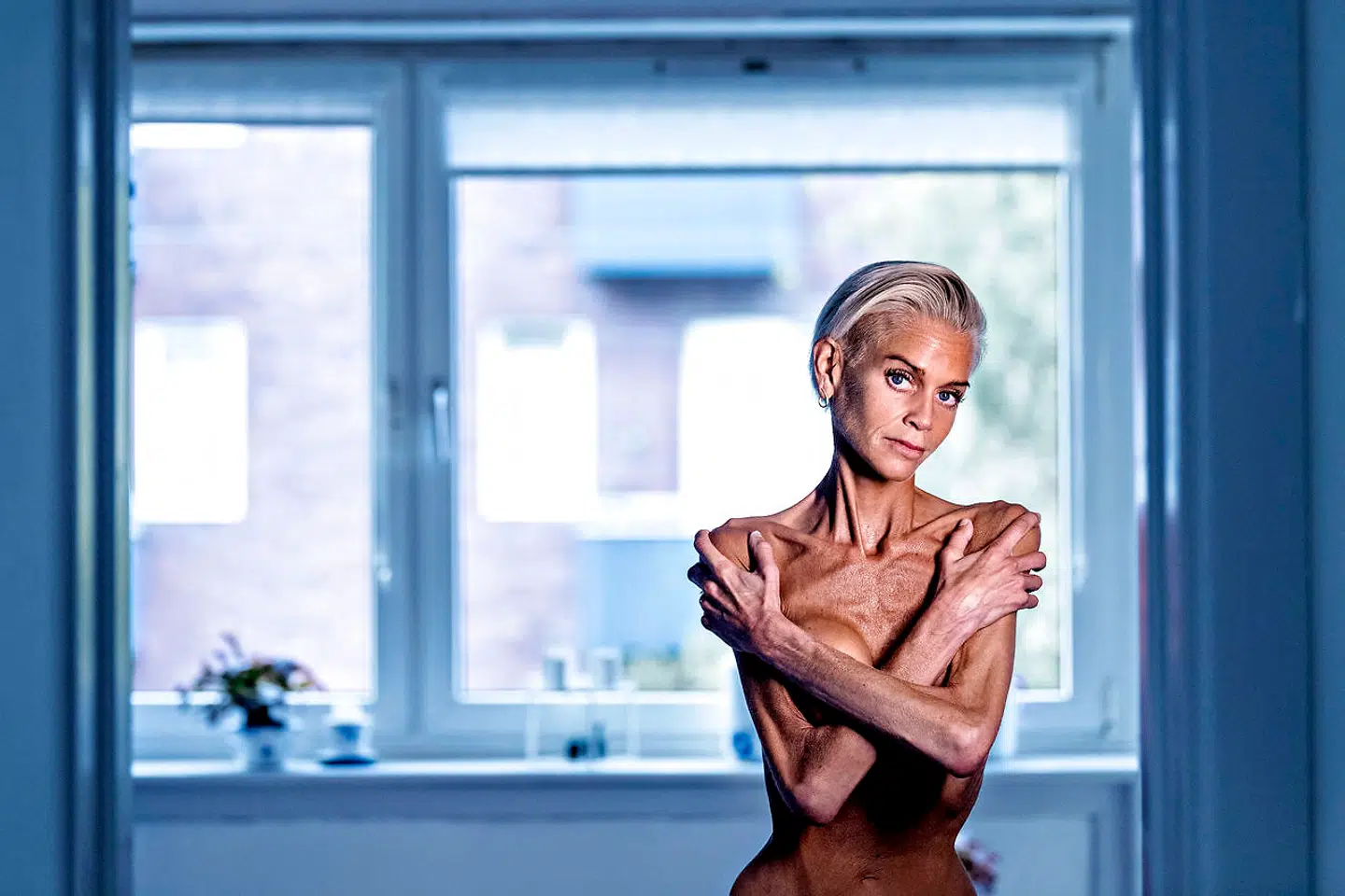 Hun har sagt ja til at lade sig fotografere nøgen. I sin bog beskriver hun hvorfor:'Hvis jeg i billederne kan vise, hvordan jeg føler det, når jeg er alene, og stort set alt er sort, hvor jeg krummer mig sammen i fosterstilling og bare ønsker, at mit liv ikke var så forbandet ensomt, at jeg kunne deltage i alle middagsarrangementer, finde en kæreste og skabe en familie.'