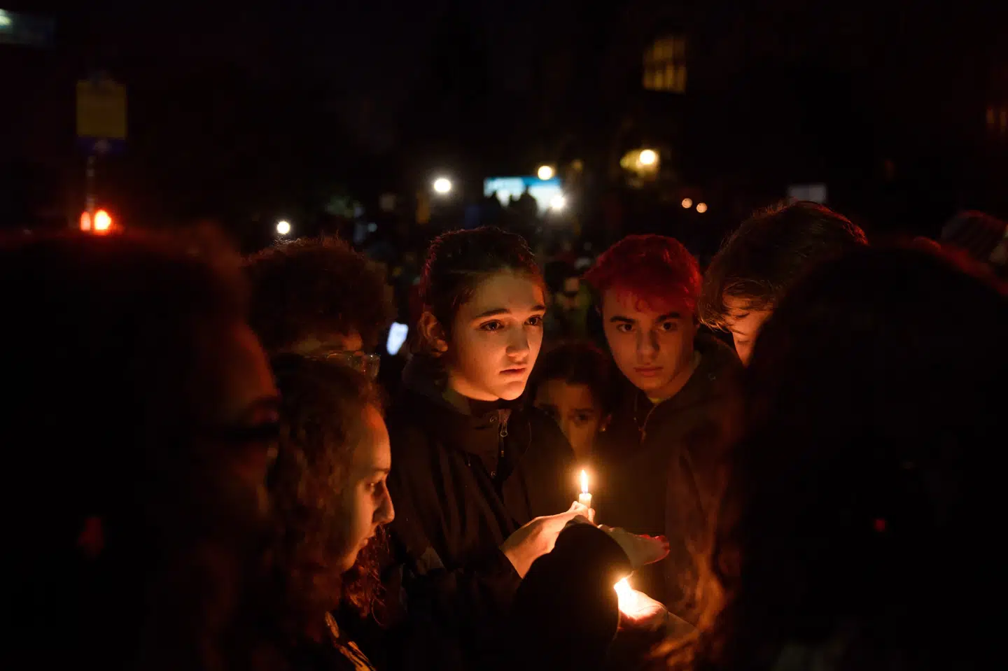 Efter angrebet på en synagoge i Pittsburgh, hvor mindst 11 personer blev dræbt, samledes folk lørdag aften i nærheden af gerningsstedet med lys og blomster for at mindes de døde. Jeff Swensen/Ritzau Scanpix
