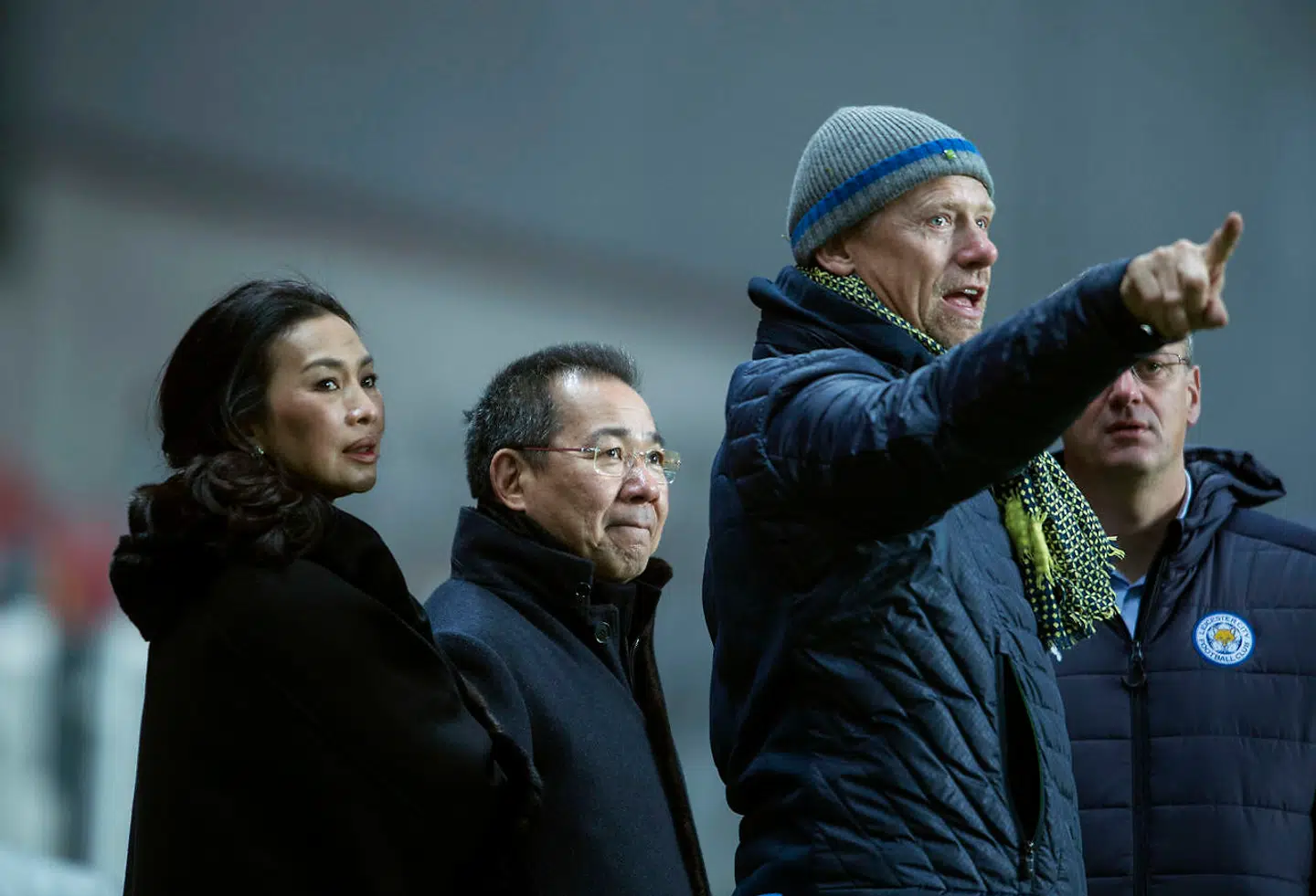 Vichai Srivaddhanaprabha (i midten) - her i selskab med Peter Schmeichel - formodes at have været ombord på den helikopter, der lørdag aften styrtede ned udenfor King Power Stadium i Leicester. (Foto: Liselotte Sabroe/Scanpix 2016)
