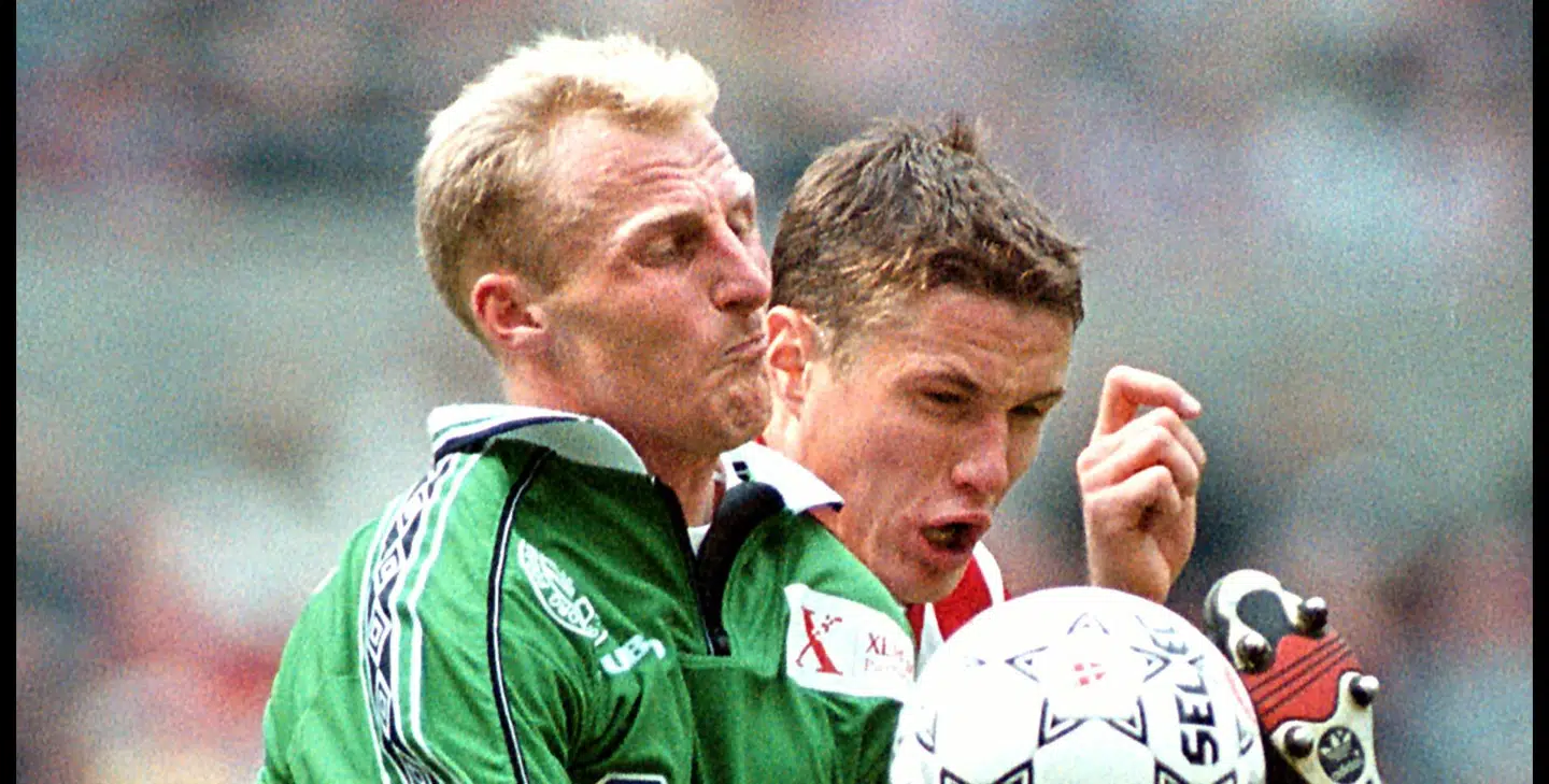 Jan Larsen vandt som Viborg FF-spiller pokalfinalen over AaB. Her ses han til venstre i duel med nordjydernes angriber Andres Oper.