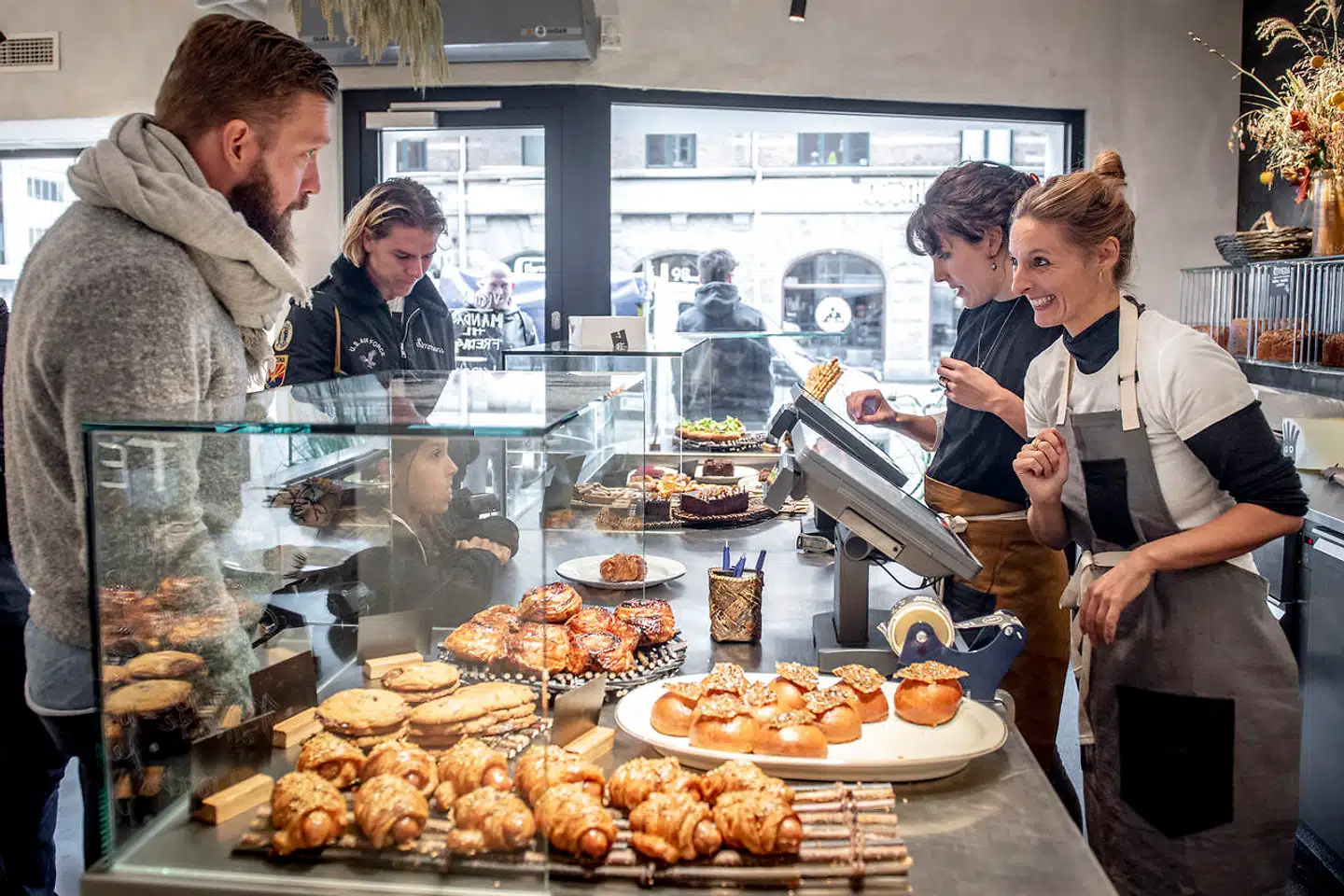 Væggen mellem bager og bageri er brudt ned. Kunderne kan se, hvordan brød, kager og croissanter bliver til.