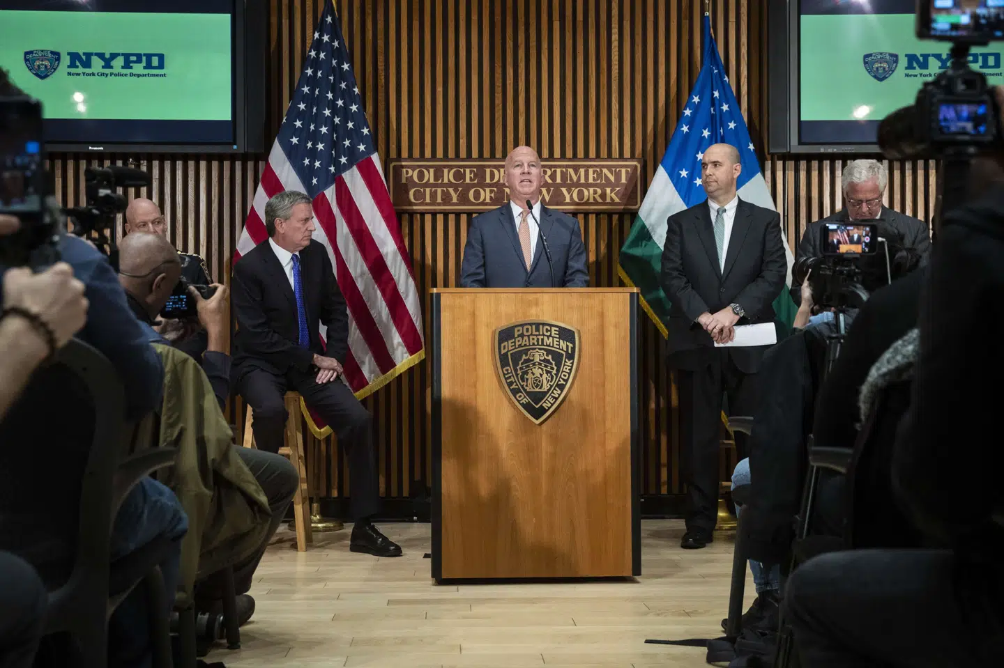 Torsdag aften dansk tid holdt New Yorks borgmester, Bill de Blasio (til venstre), FBI's vicedirektør, William Sweeney (til højre), og New Yorks politichef, James O'Neill (i midten), et fælles pressemøde om pakkebombe-sagen på politiets hovedkvarter i byen. Drew Angerer/Ritzau Scanpix