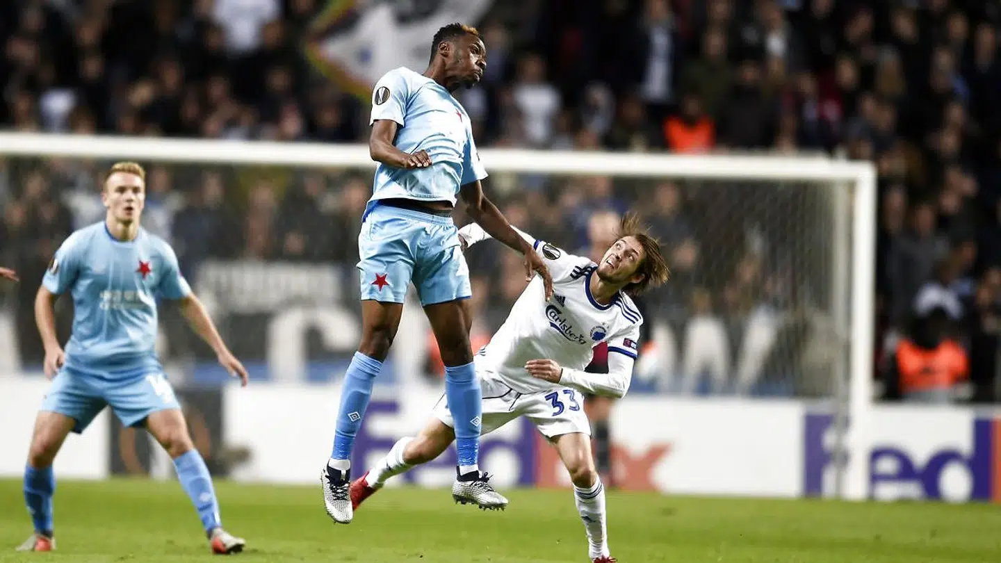 Rasmus Falk i duel i opgøret mod Slavia Prag.